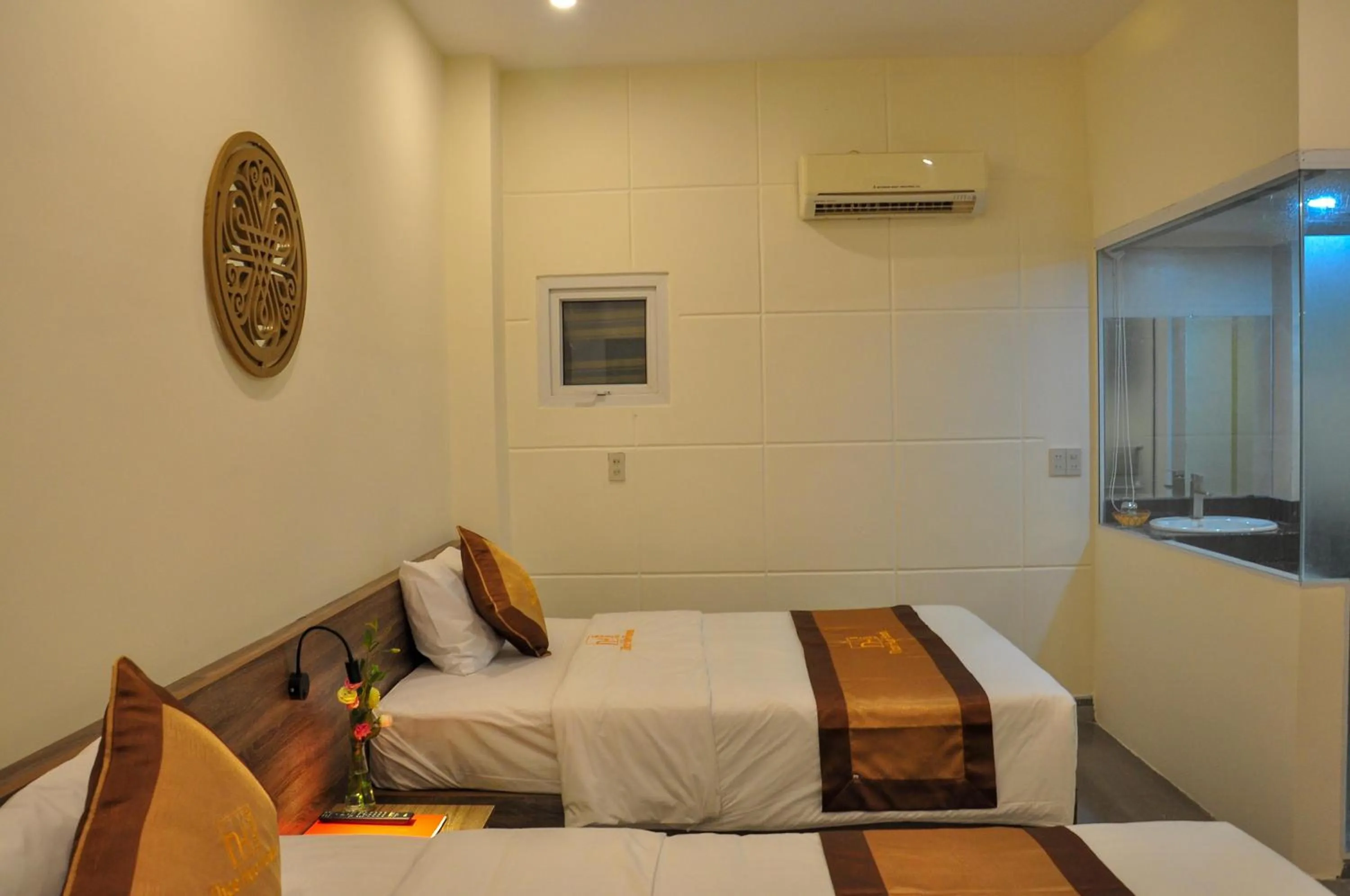 Shower, Bed in Nice Hue Hotel