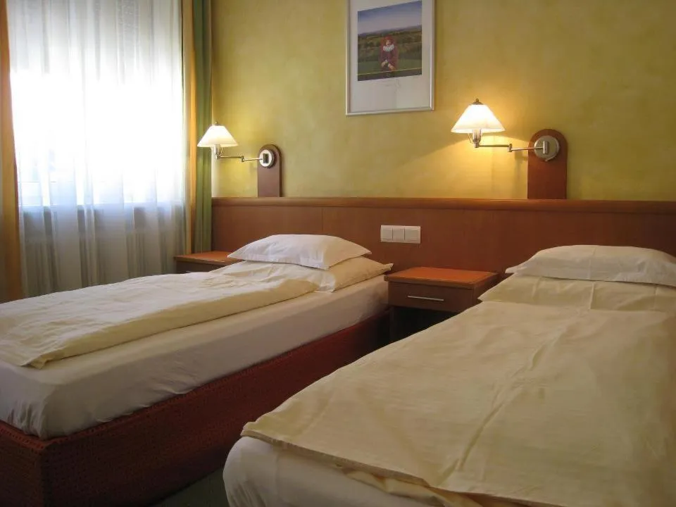 Bedroom, Bed in Landgasthof Hotel Muhr