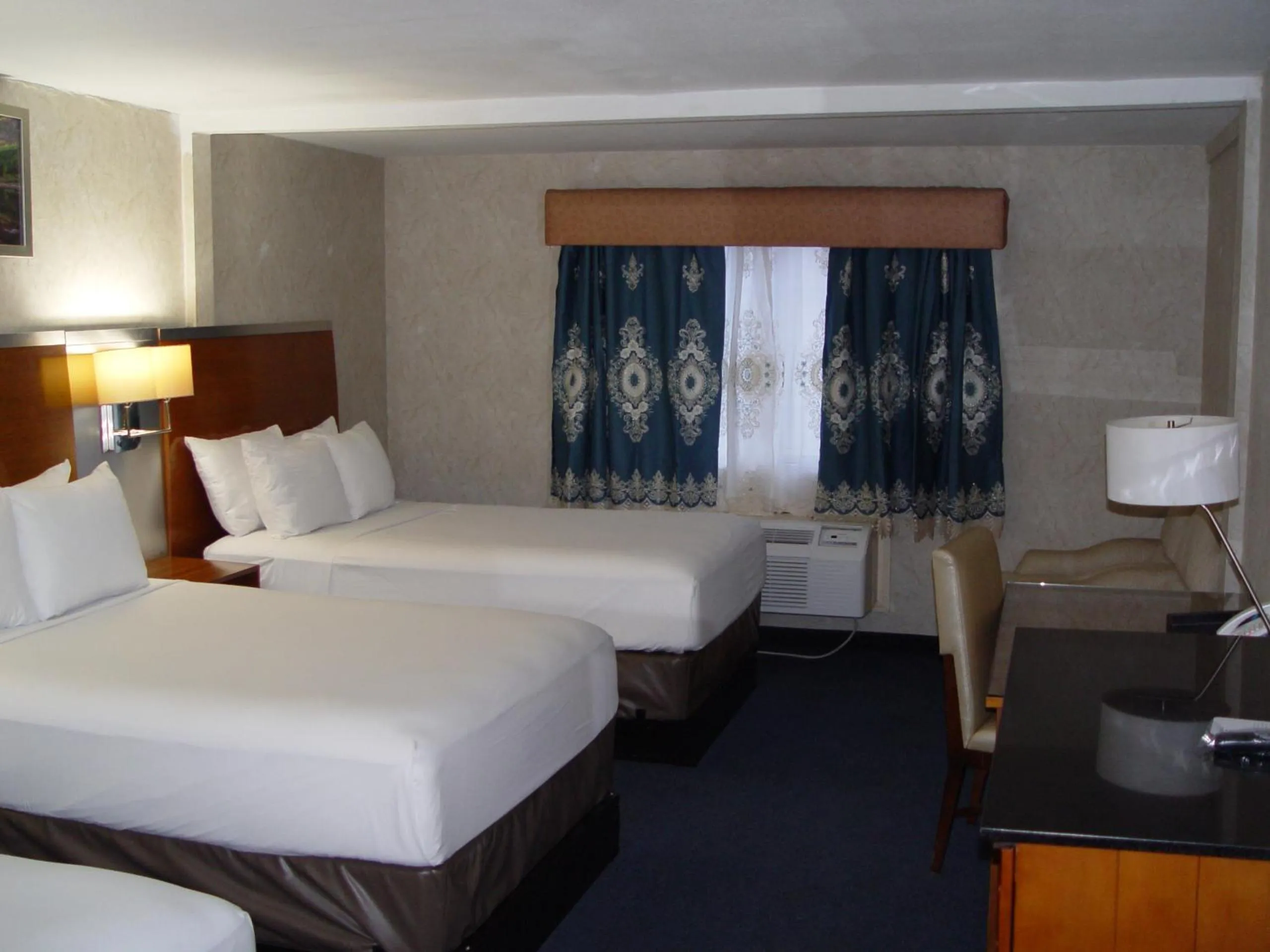 Bed in Clarion Hotel Bakersfield North