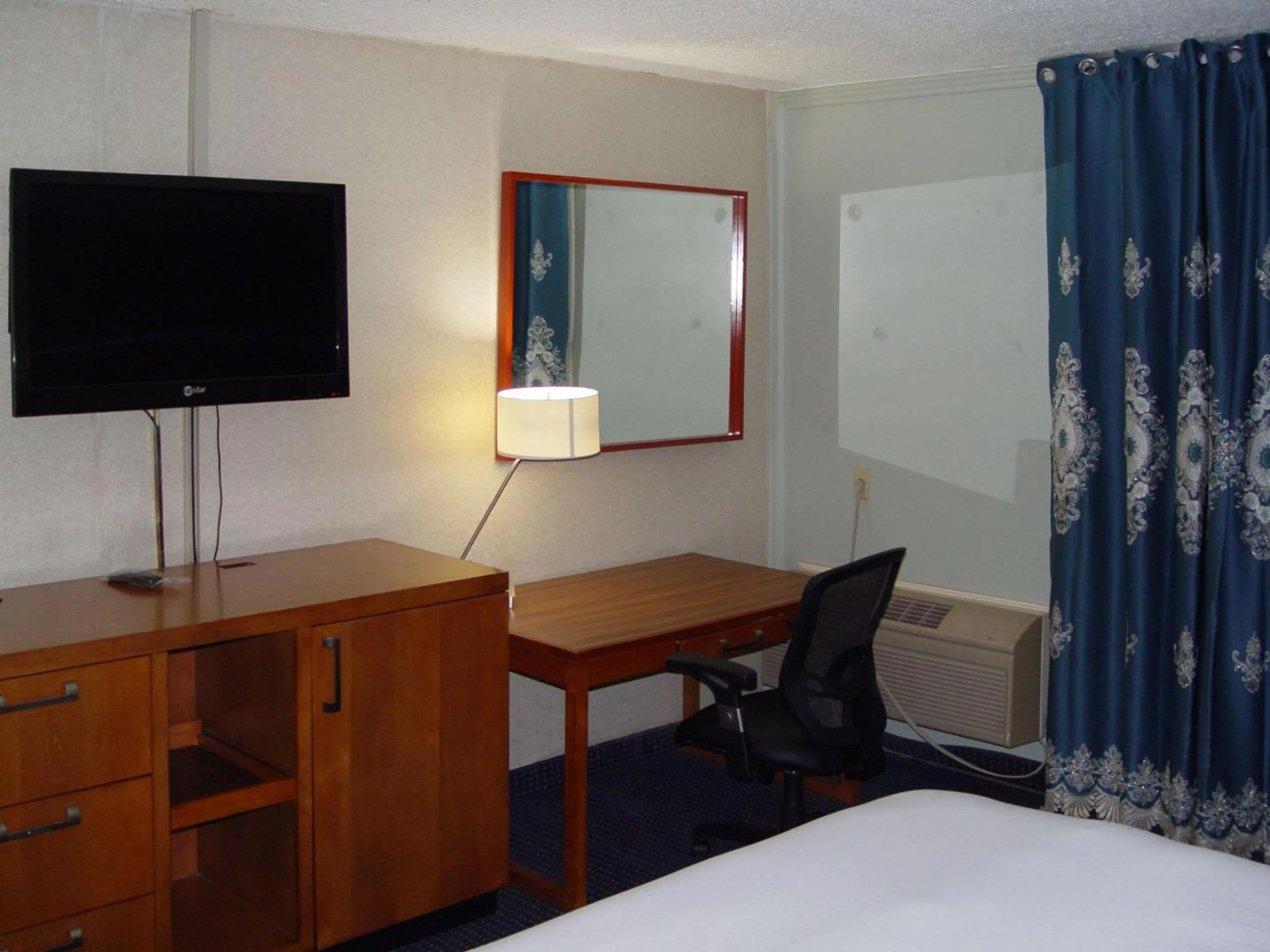 Bedroom, Bed in Clarion Hotel Bakersfield North