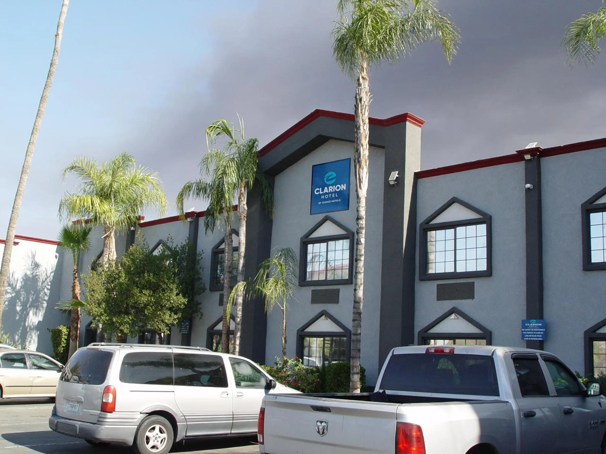 Parking in Clarion Hotel Bakersfield North