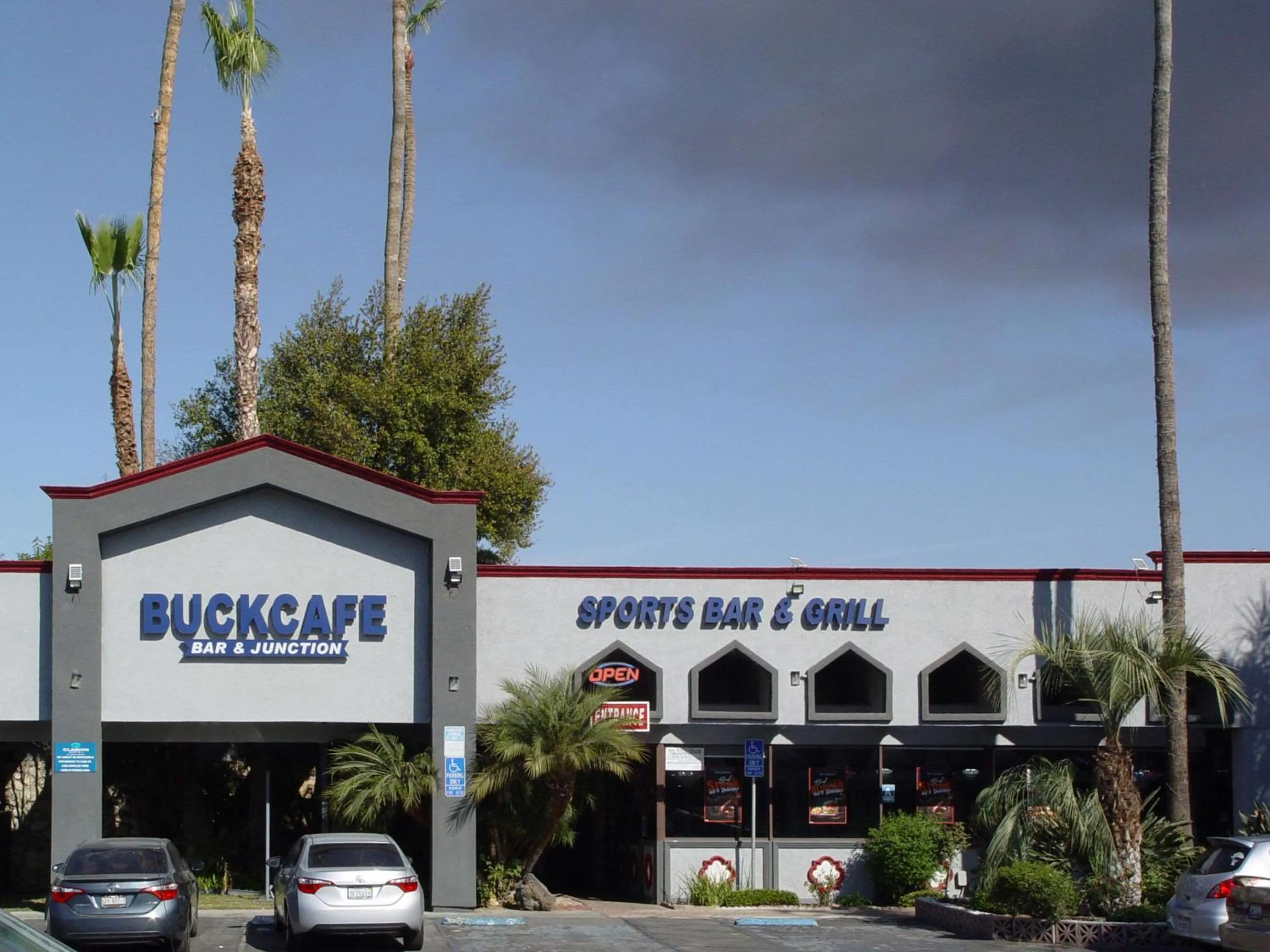 Restaurant/places to eat in Clarion Hotel Bakersfield North