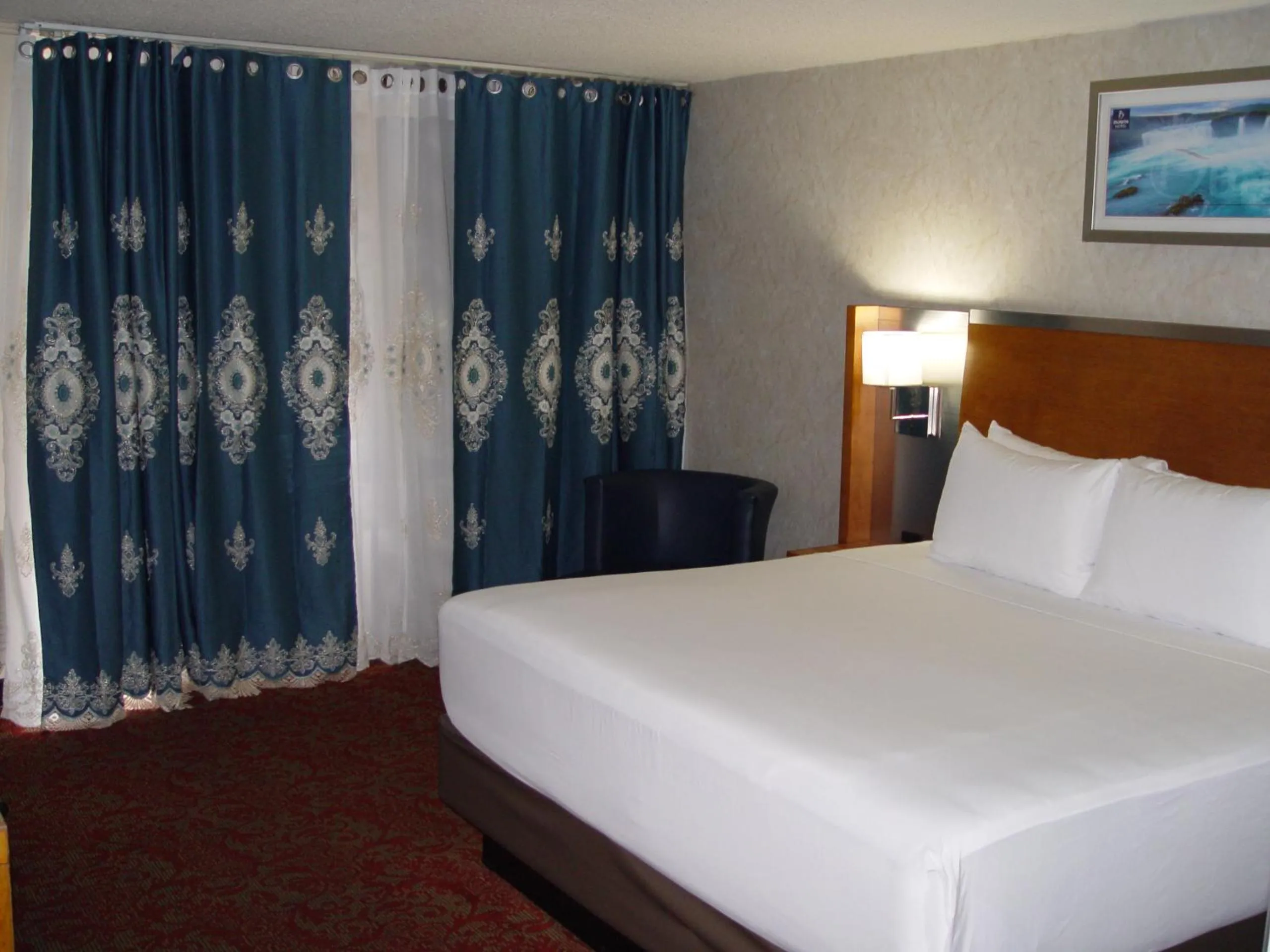 Bed in Clarion Hotel Bakersfield North