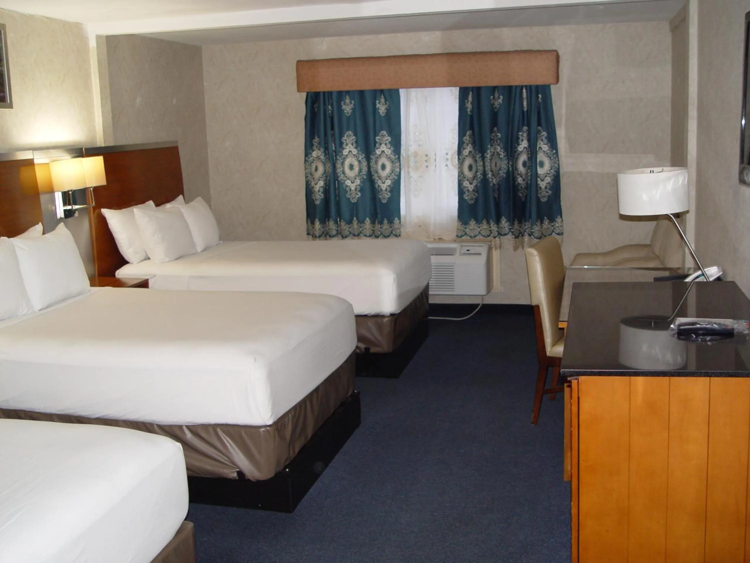 Bed in Clarion Hotel Bakersfield North