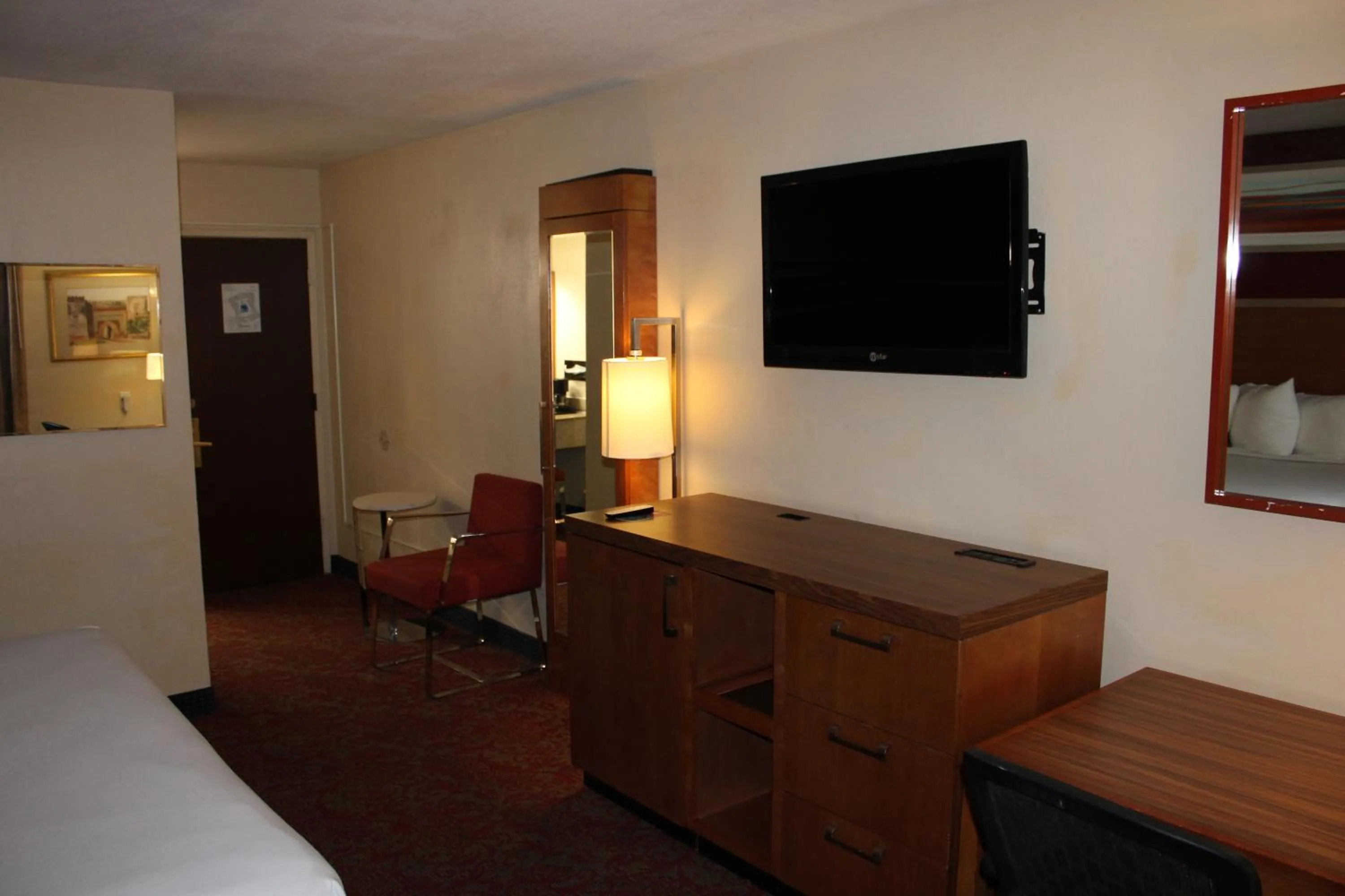 Photo of the whole room, TV/Entertainment Center in Duniya Hotel