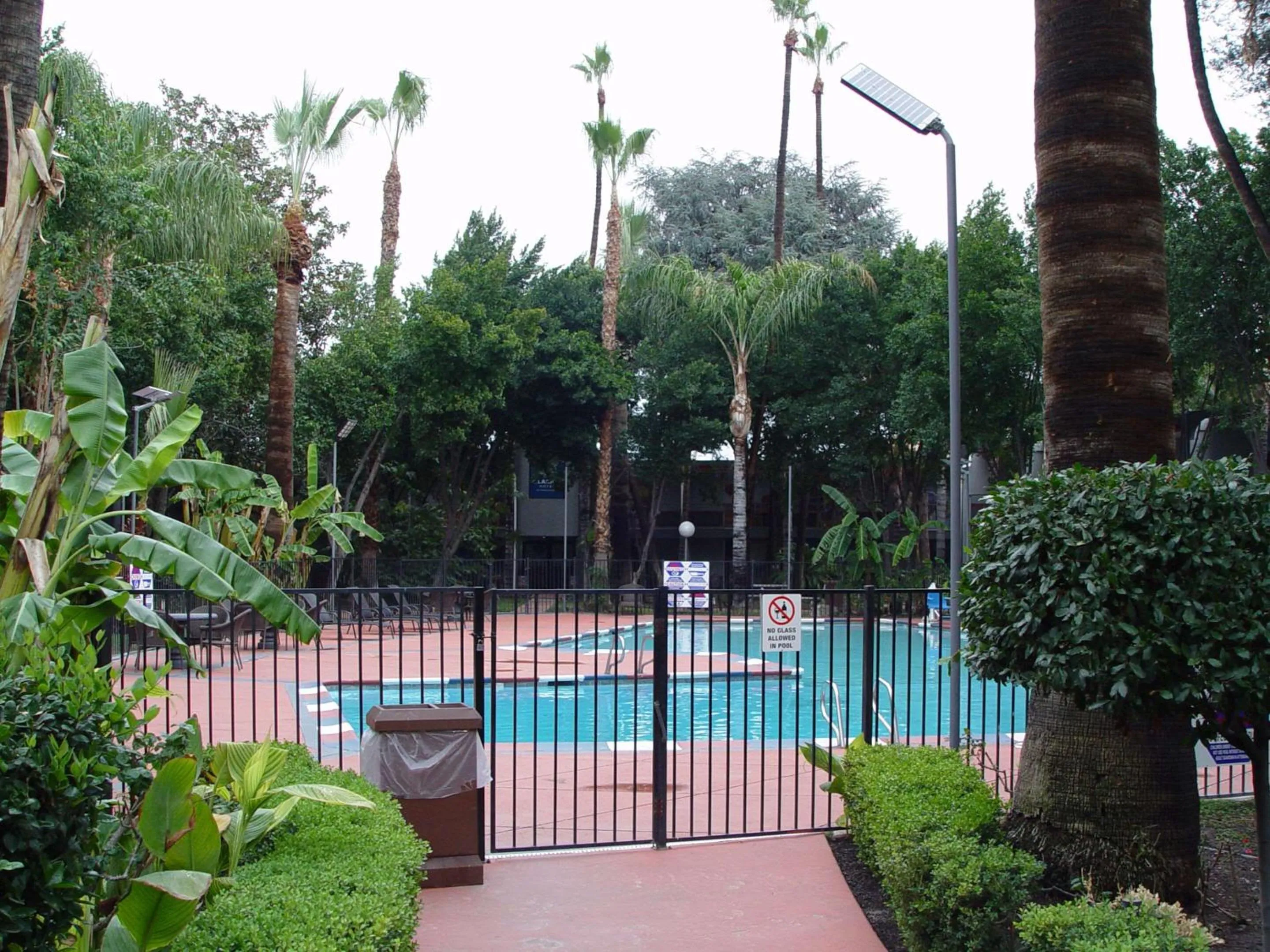 Swimming pool in Clarion Hotel Bakersfield North