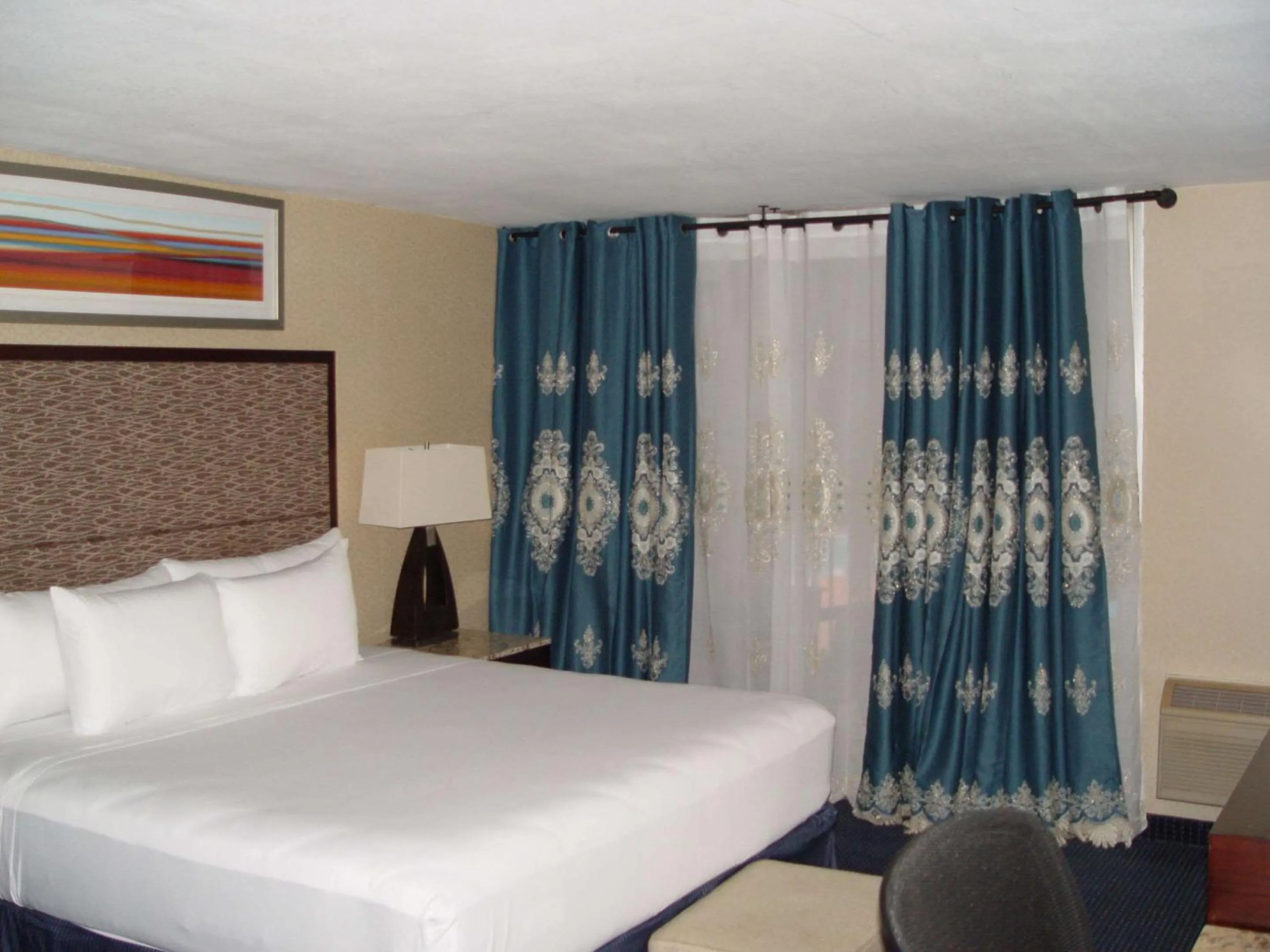 Bedroom, Bed in Clarion Hotel Bakersfield North