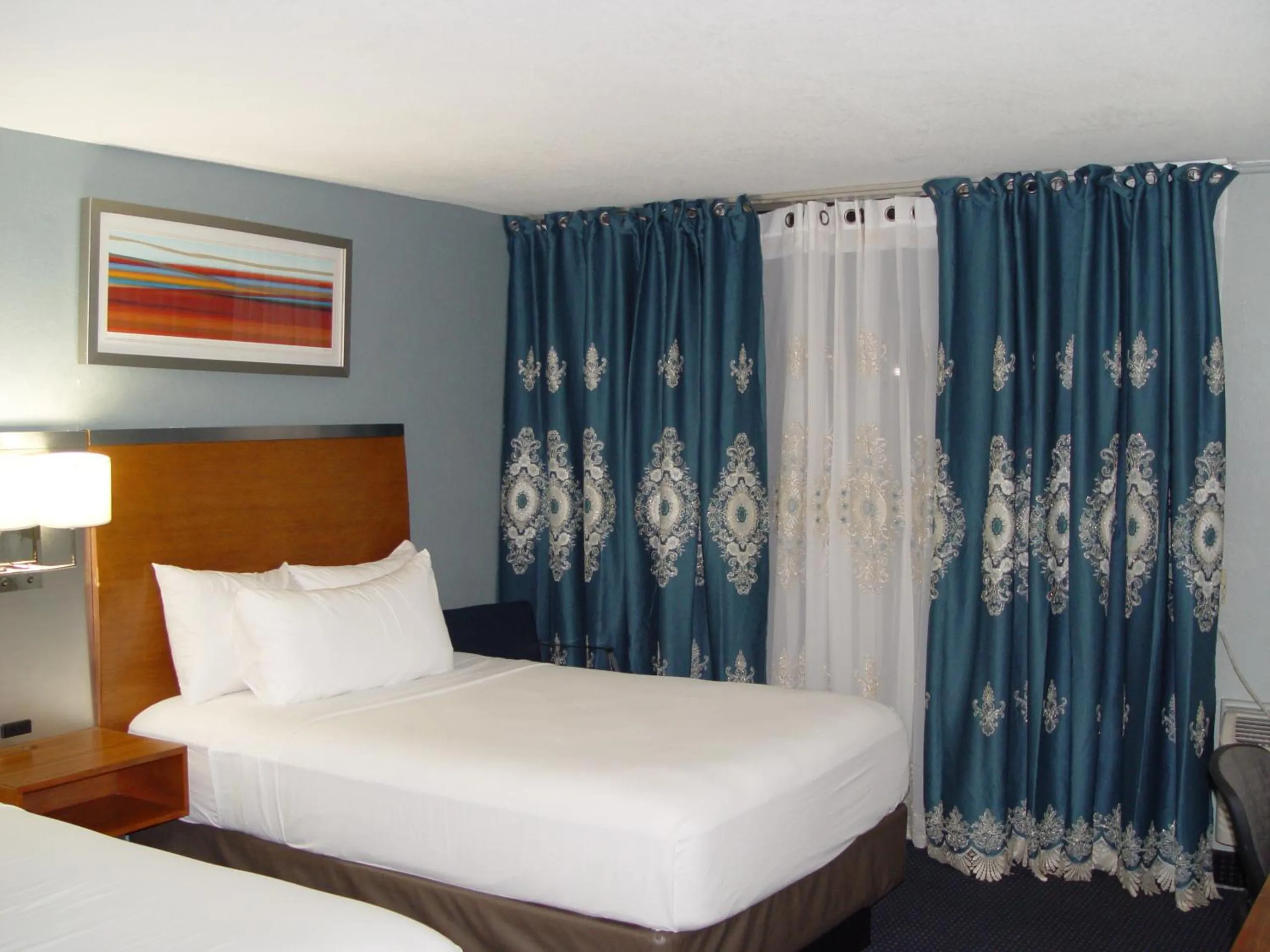 Bed in Clarion Hotel Bakersfield North