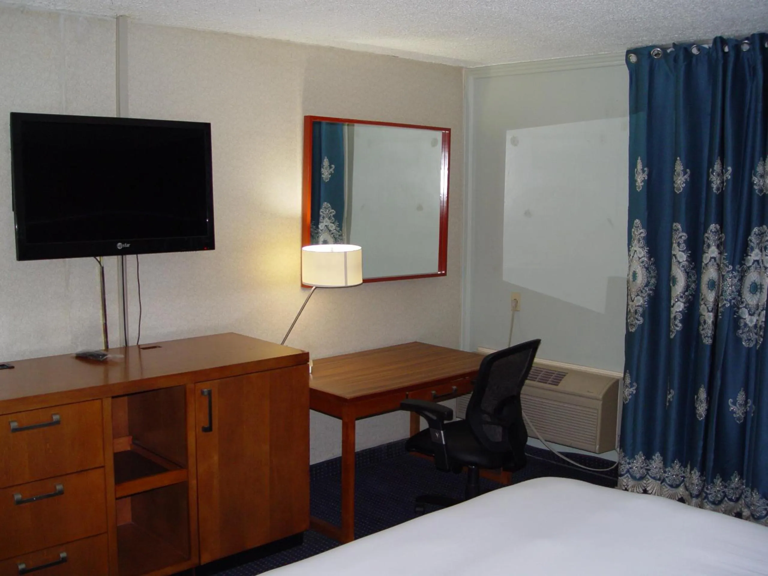 Bed in Clarion Hotel Bakersfield North