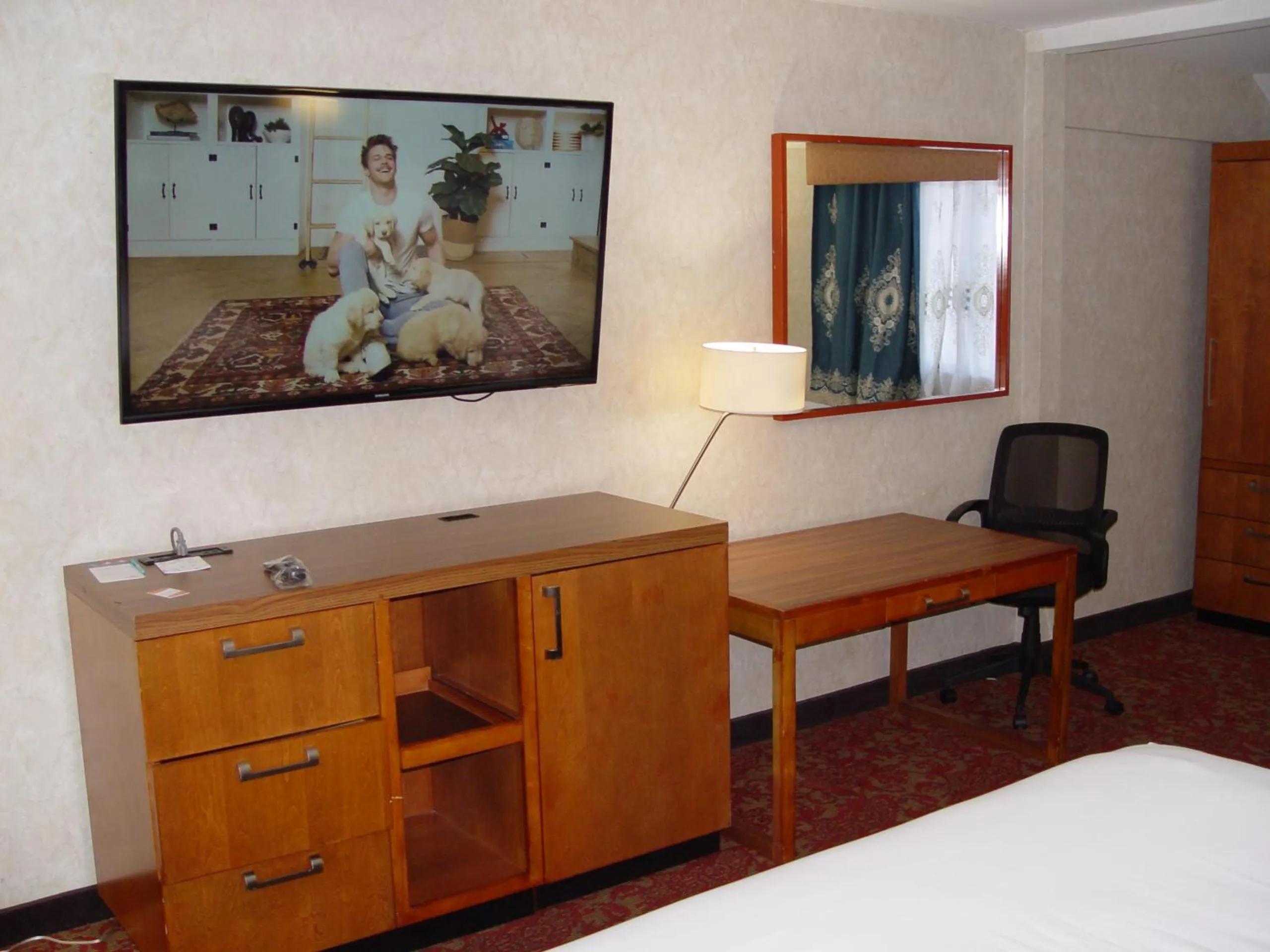 Bed in Clarion Hotel Bakersfield North