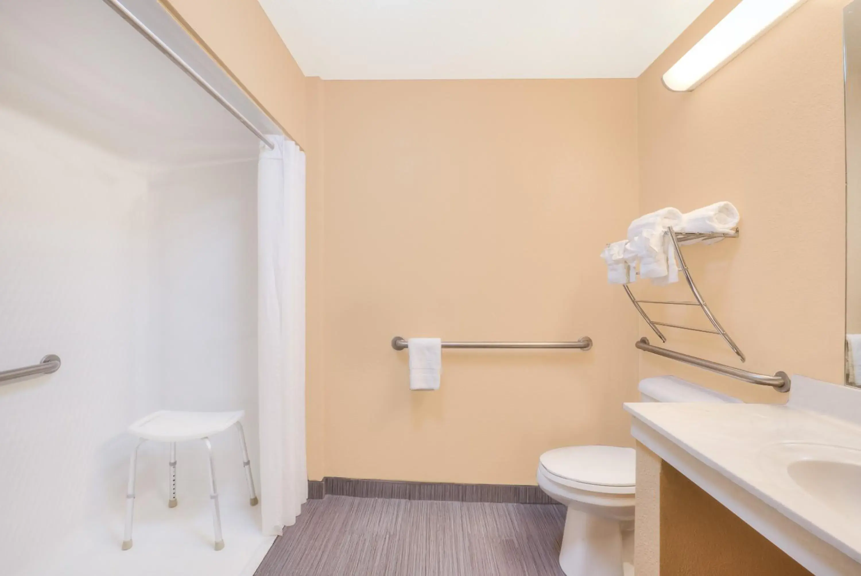 King Room - Disability Access - Non-Smoking in Super 8 by Wyndham Farmers Branch/North Dallas King Room - Disability Access - Non-Smoking in Super 8 by Wyndham Farmers Branch/North Dallas