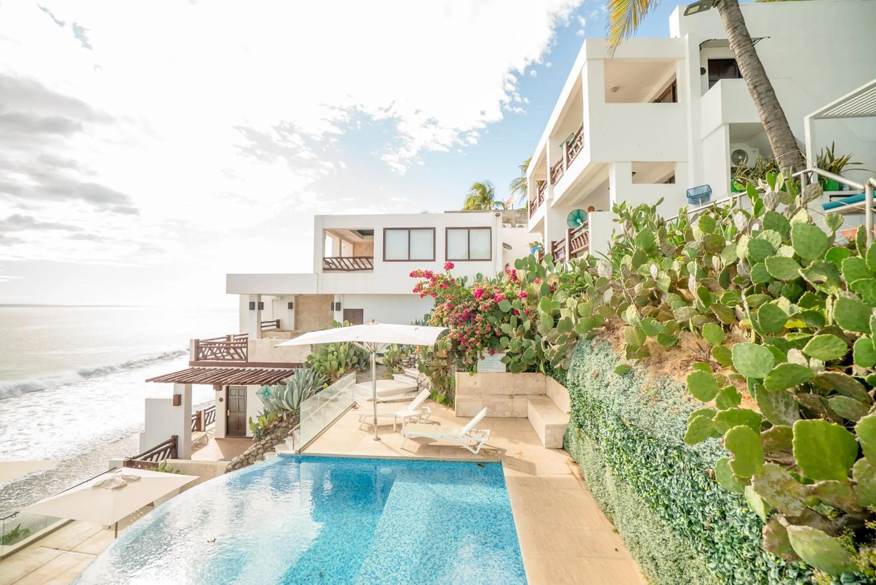 Swimming pool in Hotel Los Farallones