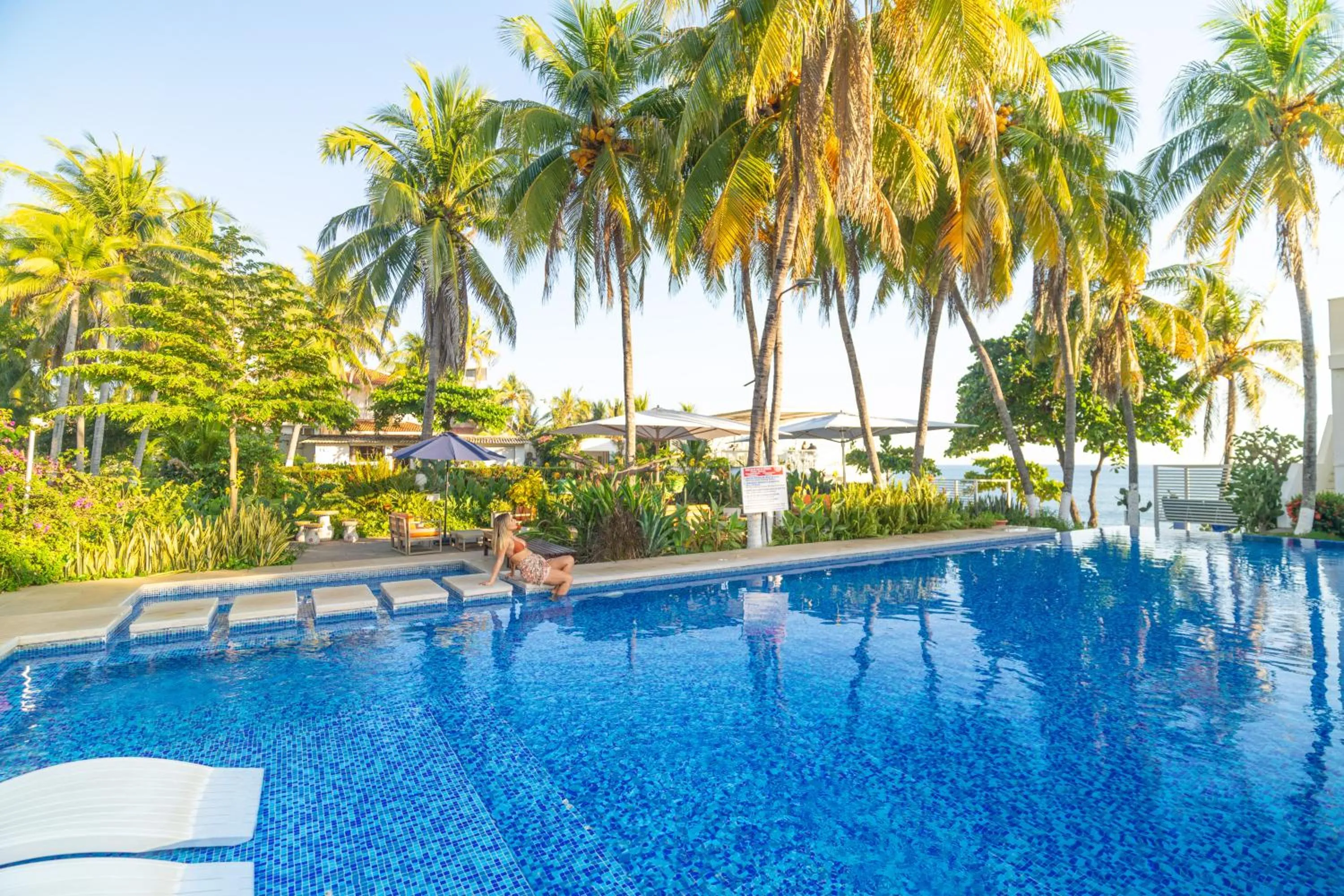 Swimming pool in Hotel Los Farallones