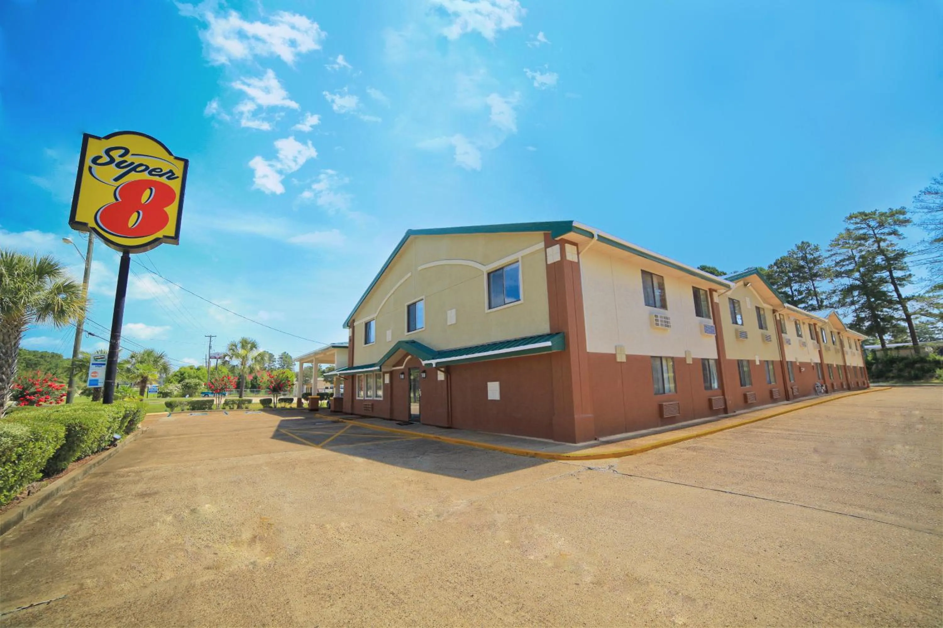 Facade/entrance in Super 8 by Wyndham Natchitoches