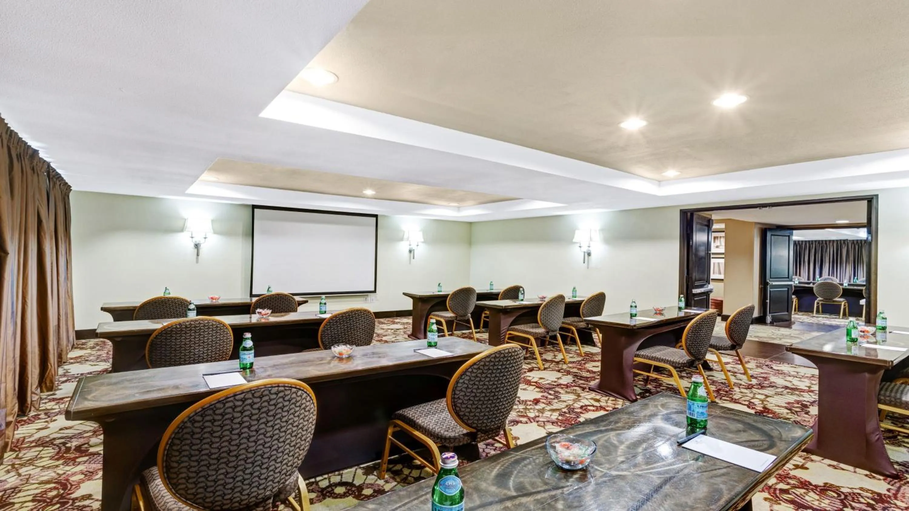 Meeting/conference room in Crowne Plaza Houston Galleria Area by IHG