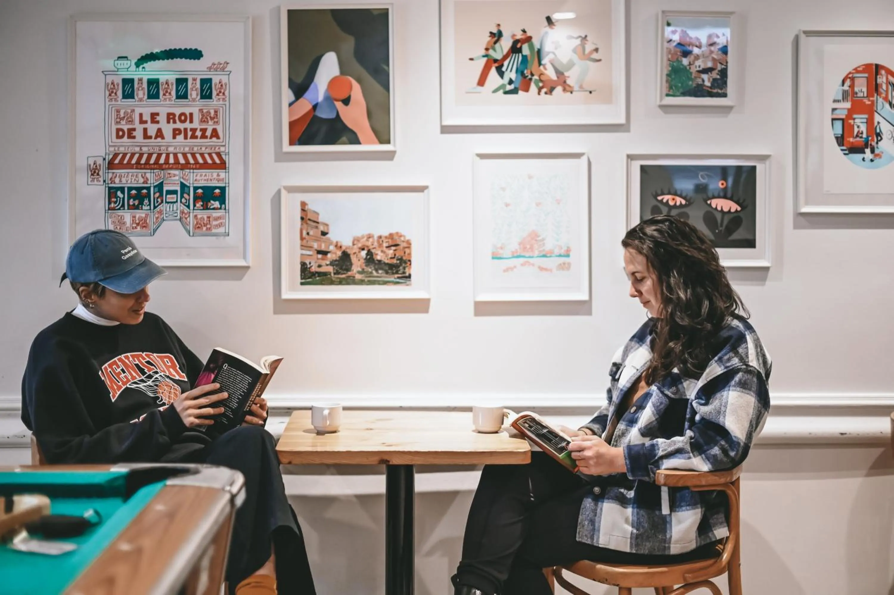 Communal lounge/ TV room in Auberge Saintlo Montréal Hostel