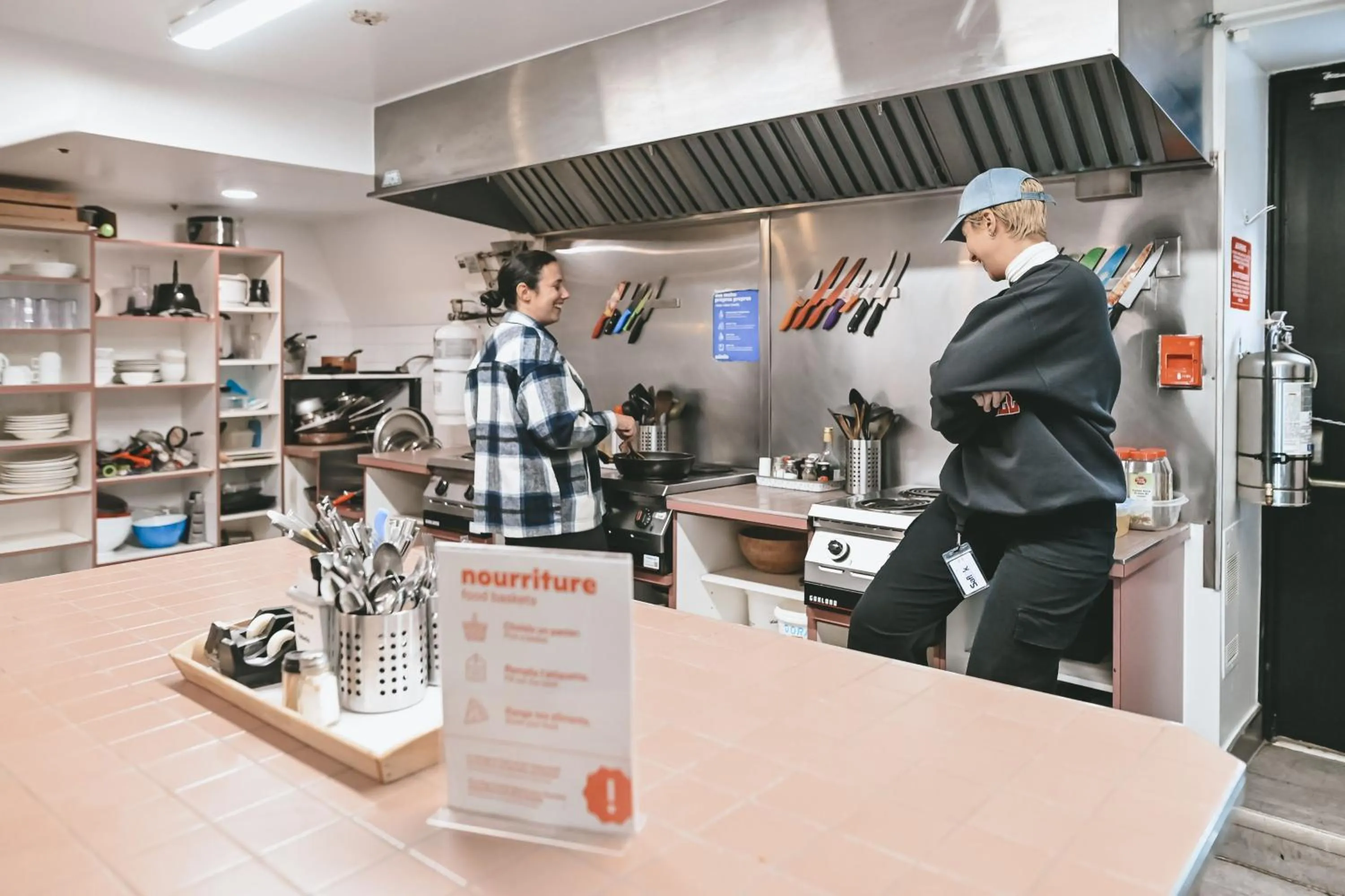 Kitchen or kitchenette in Auberge Saintlo Montréal Hostel