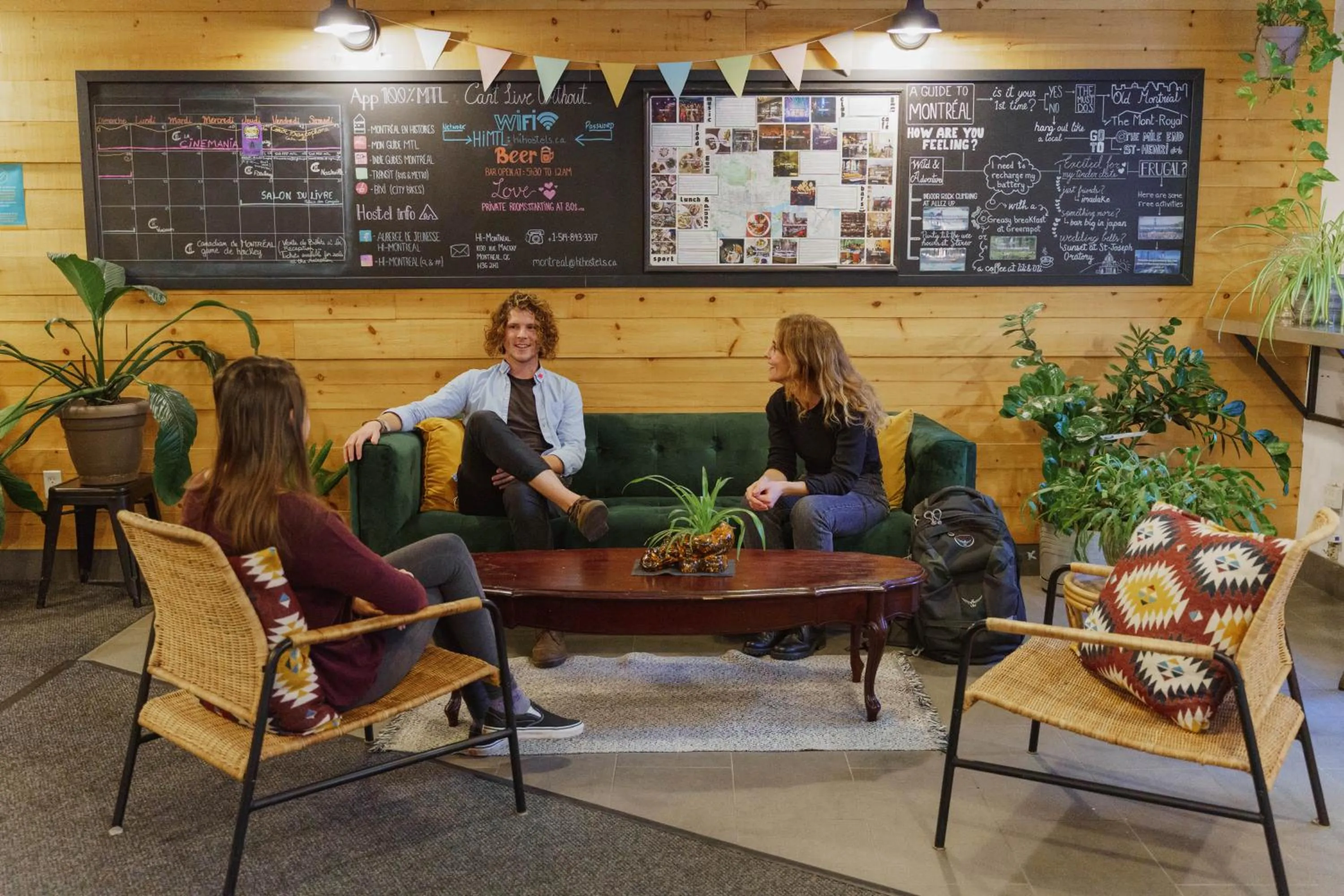 Communal lounge/ TV room in Auberge Saintlo Montréal Hostel