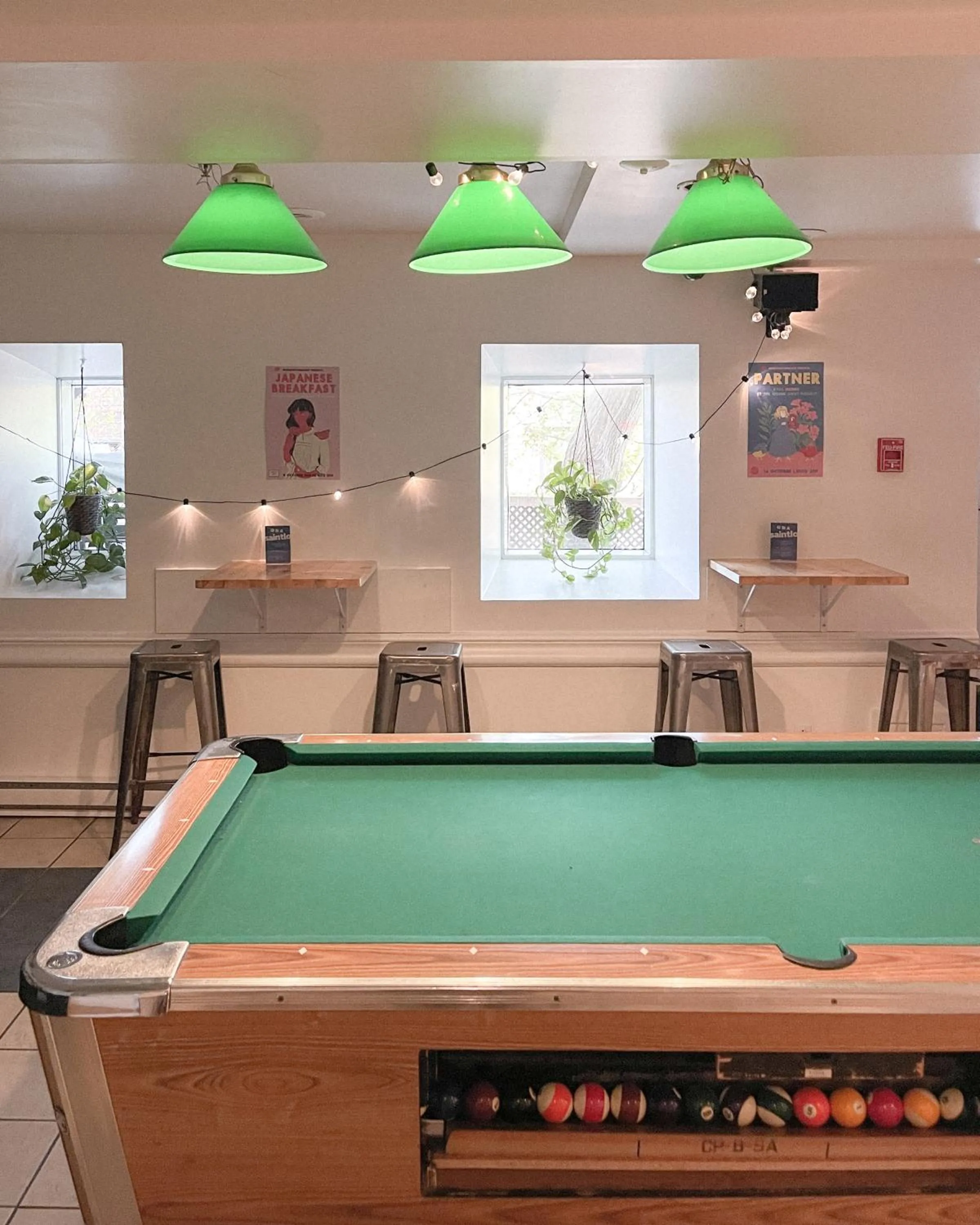 Billiard in Auberge Saintlo Montréal Hostel