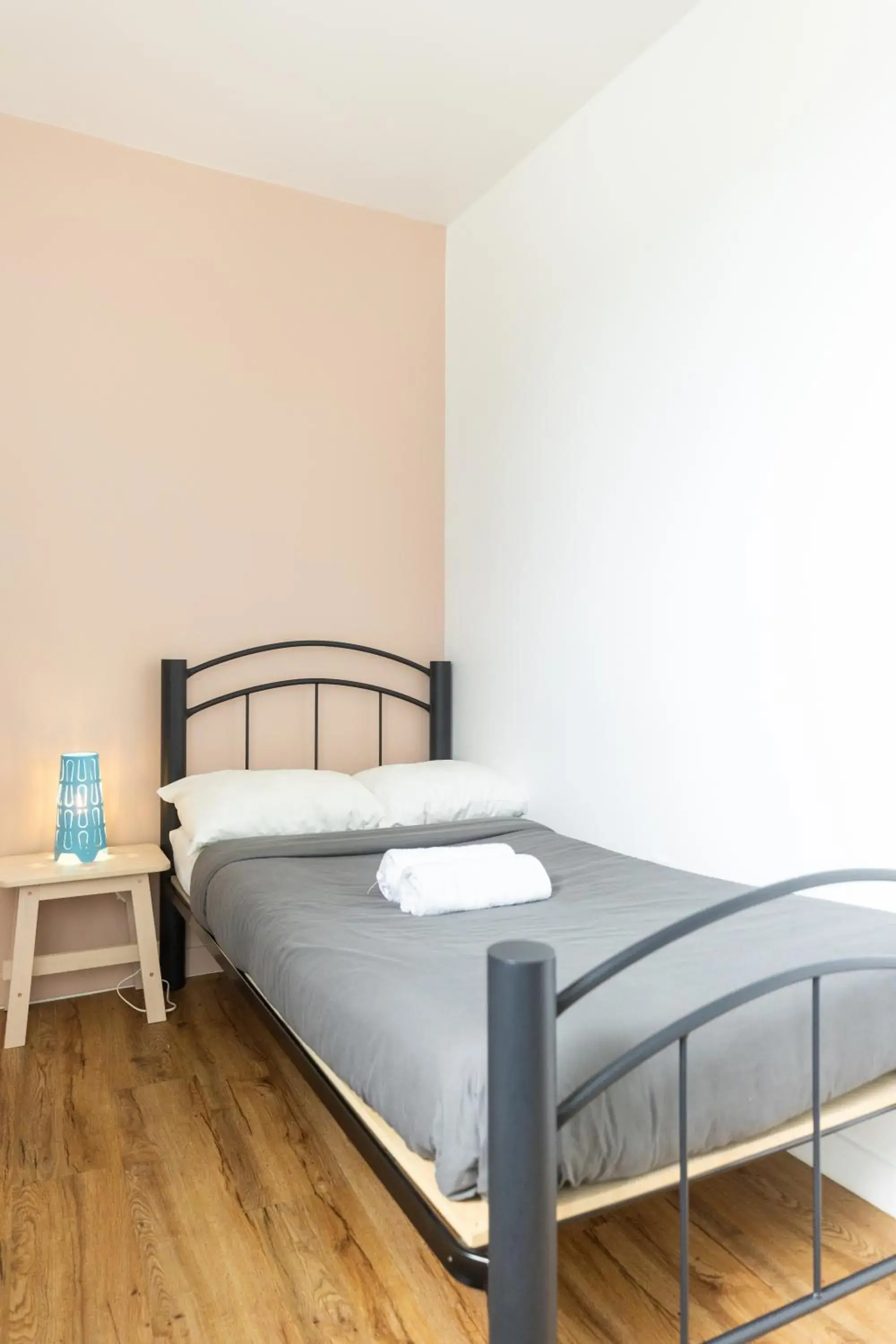 Single Room with Bathroom - single occupancy in Auberge Saintlo Montréal Hostel Single Room with Bathroom - single occupancy in Auberge Saintlo Montréal Hostel