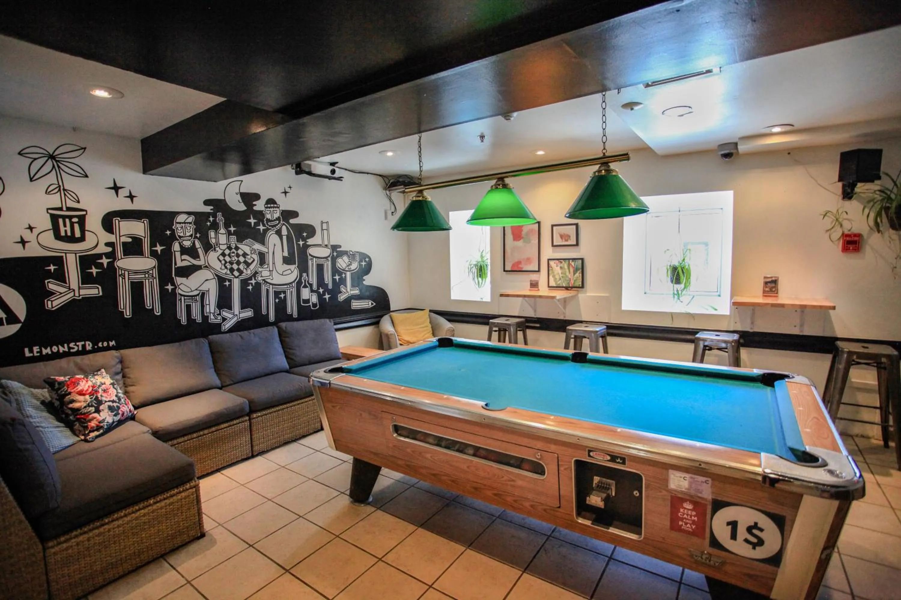 Billiard in Auberge Saintlo Montréal Hostel