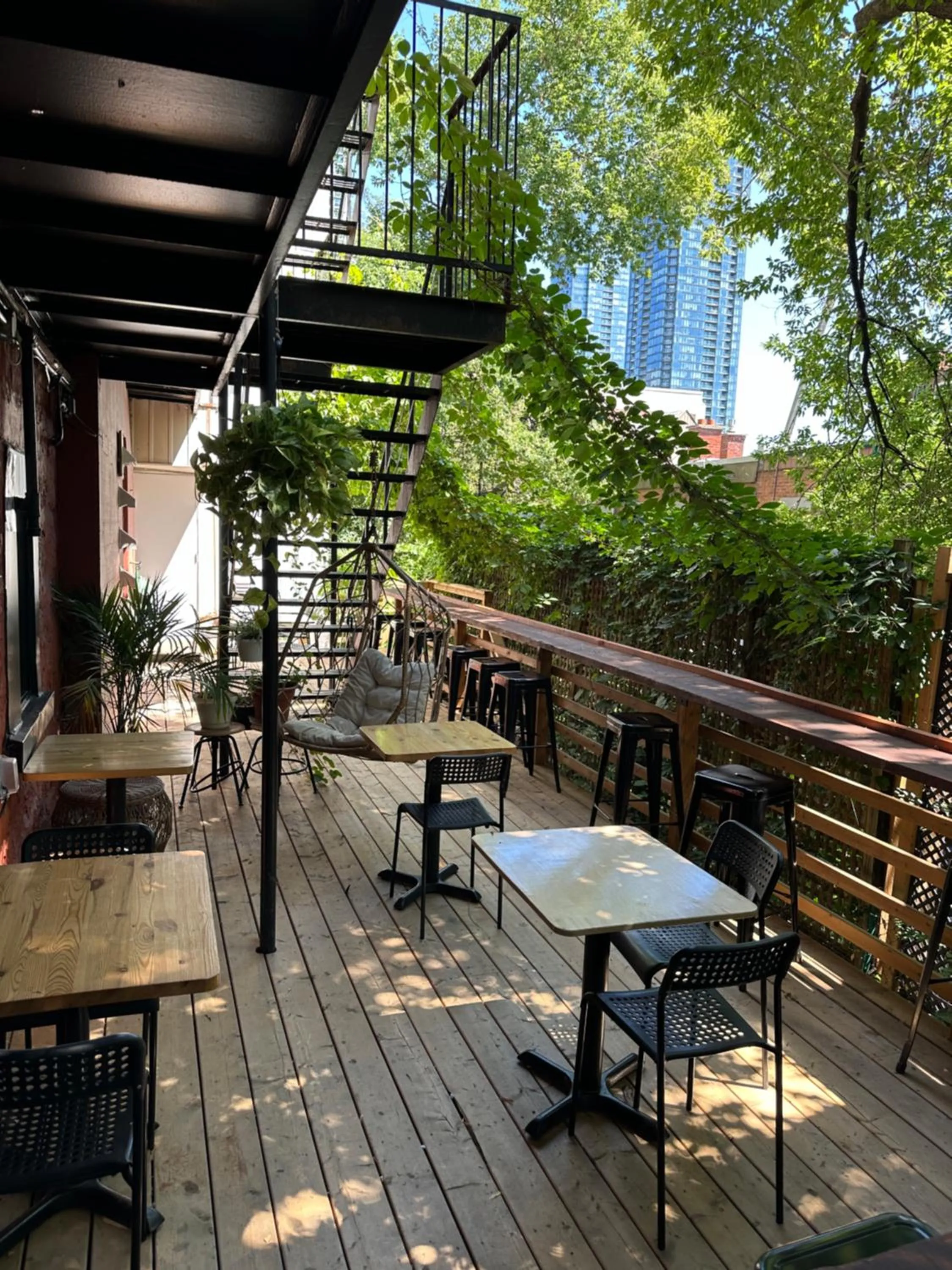 Balcony/Terrace in Auberge Saintlo Montréal Hostel