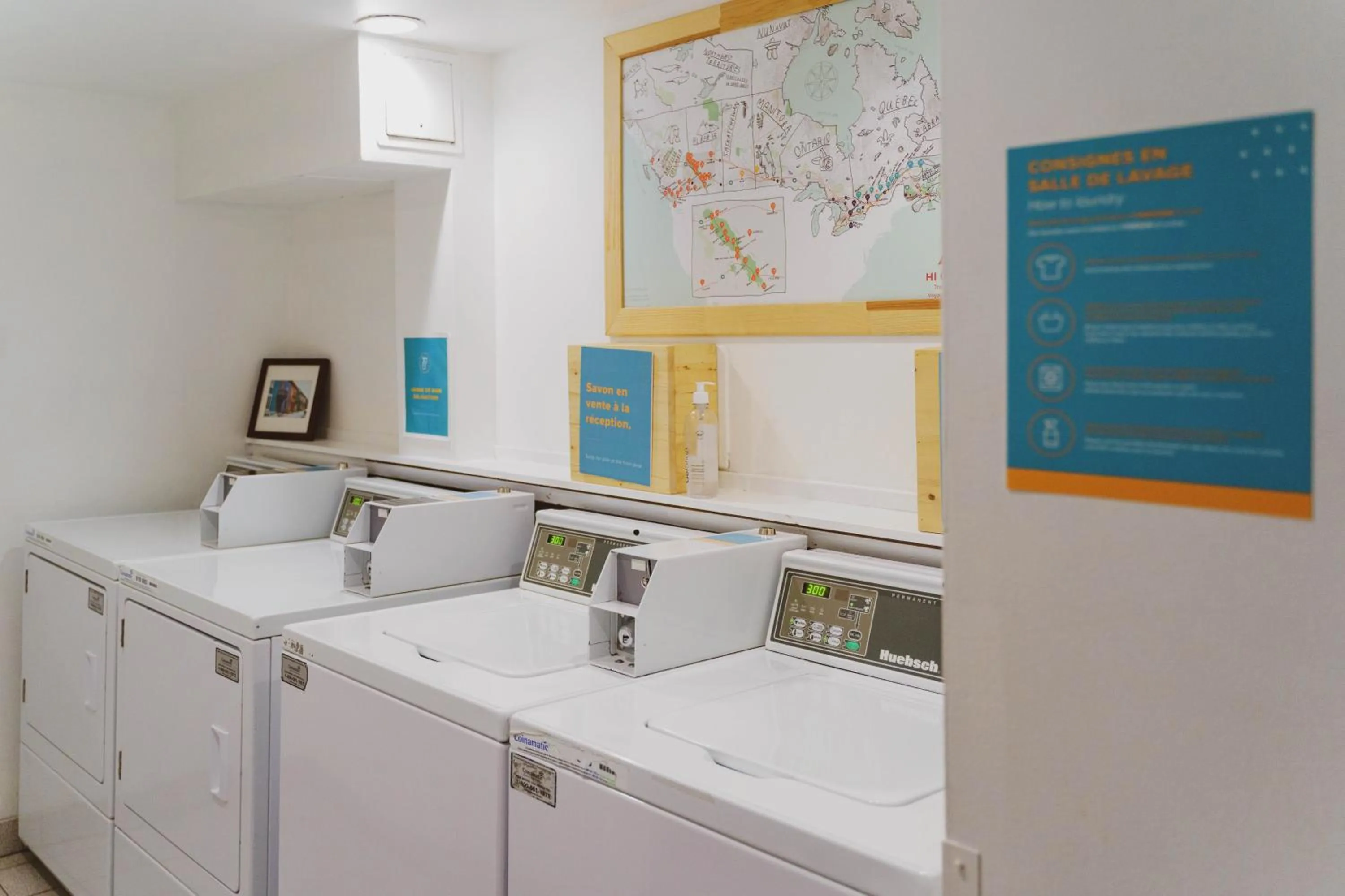 laundry in Auberge Saintlo Montréal Hostel