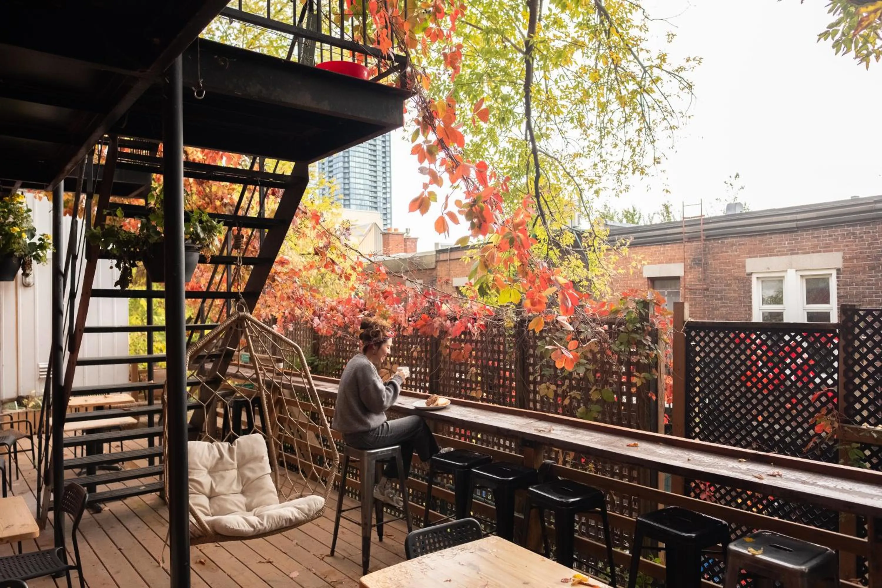 Patio in Auberge Saintlo Montréal Hostel