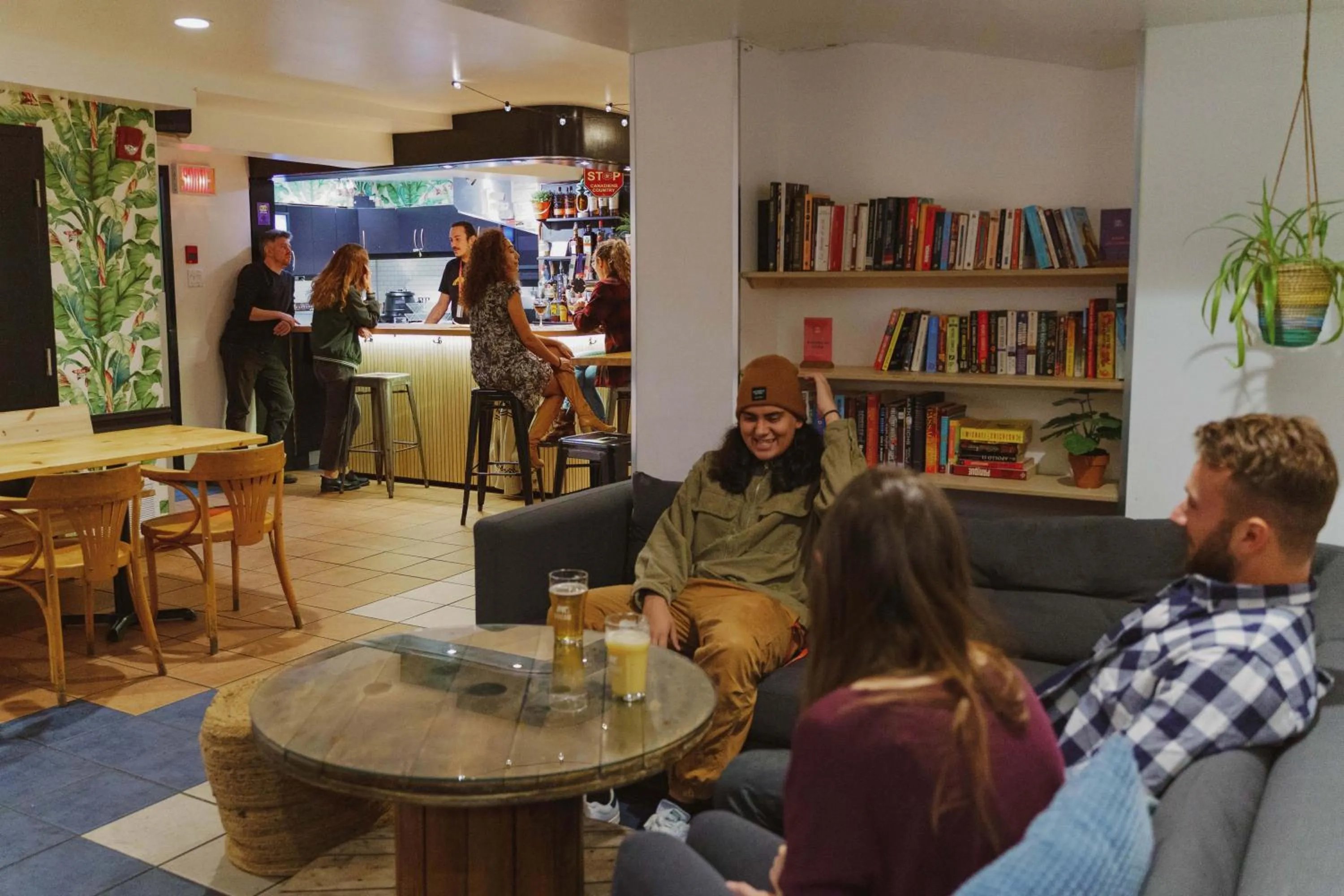 Lounge or bar in Auberge Saintlo Montréal Hostel