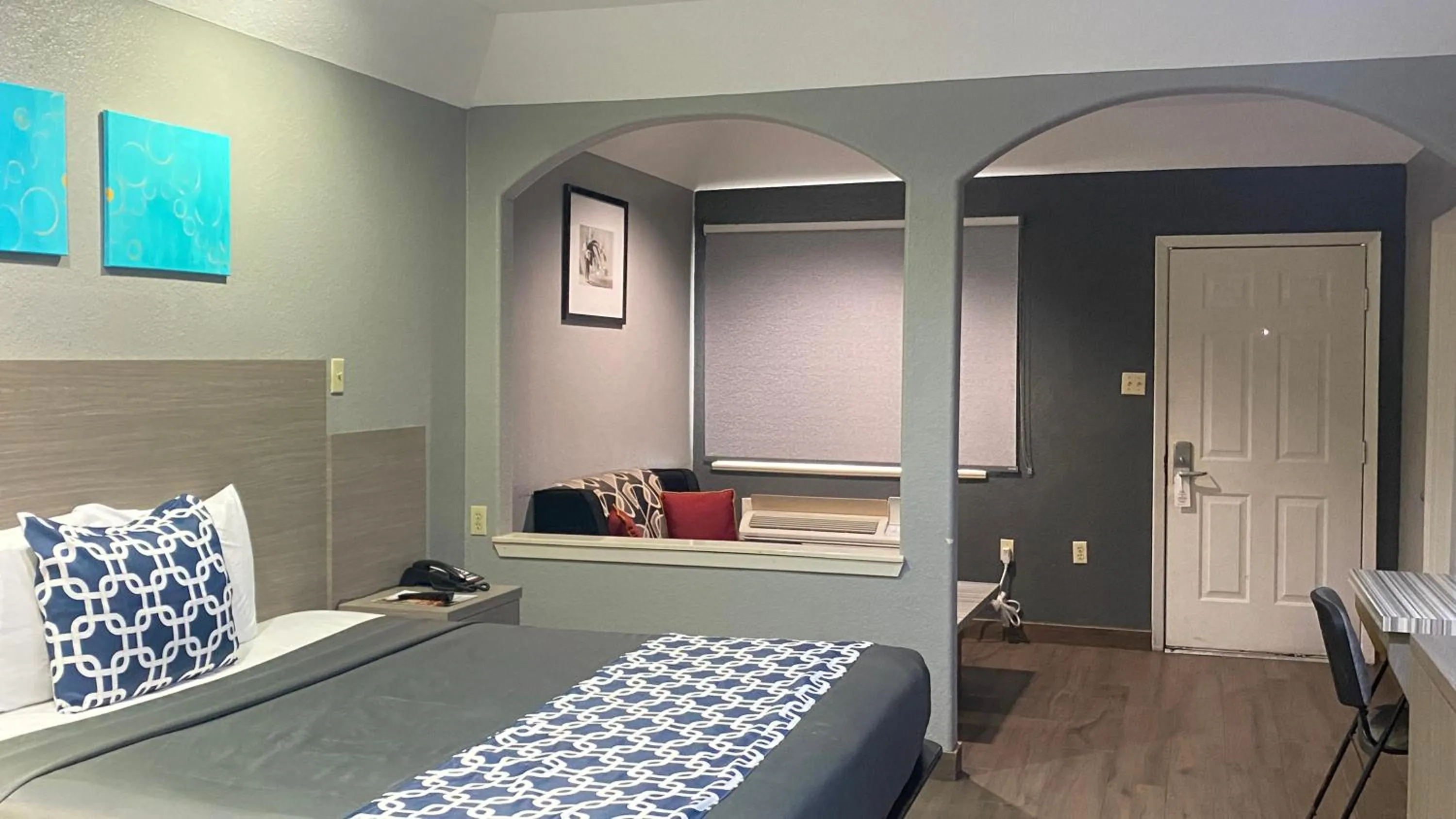 Bed in Island Suites Hobby Airport