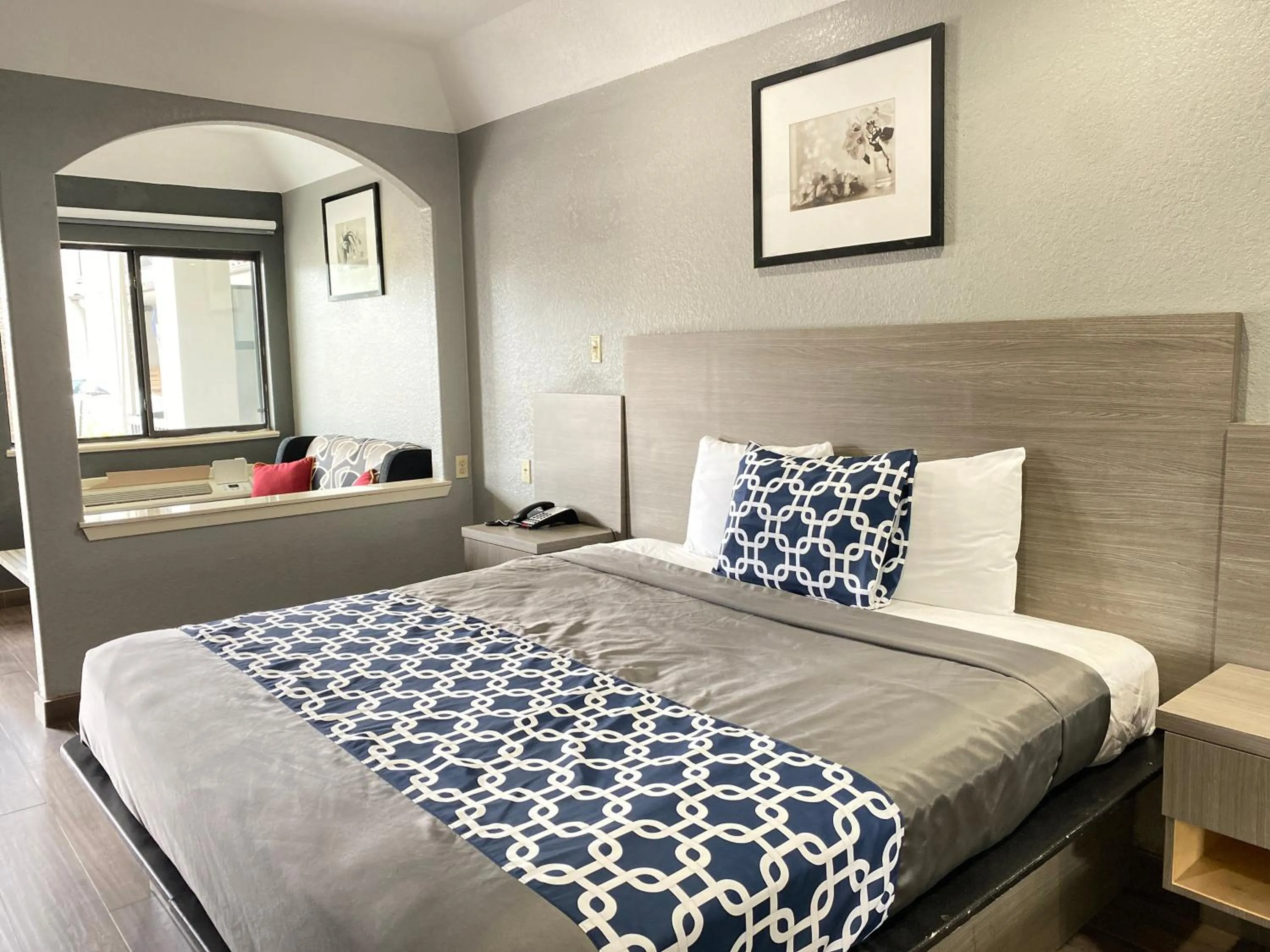 Bed in Island Suites Hobby Airport