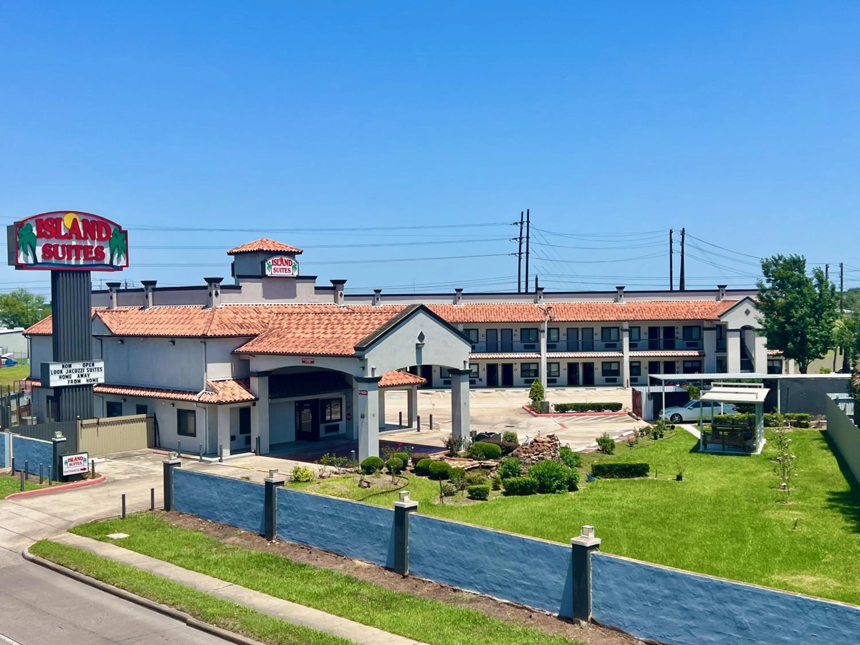 Property building in Island Suites Hobby Airport