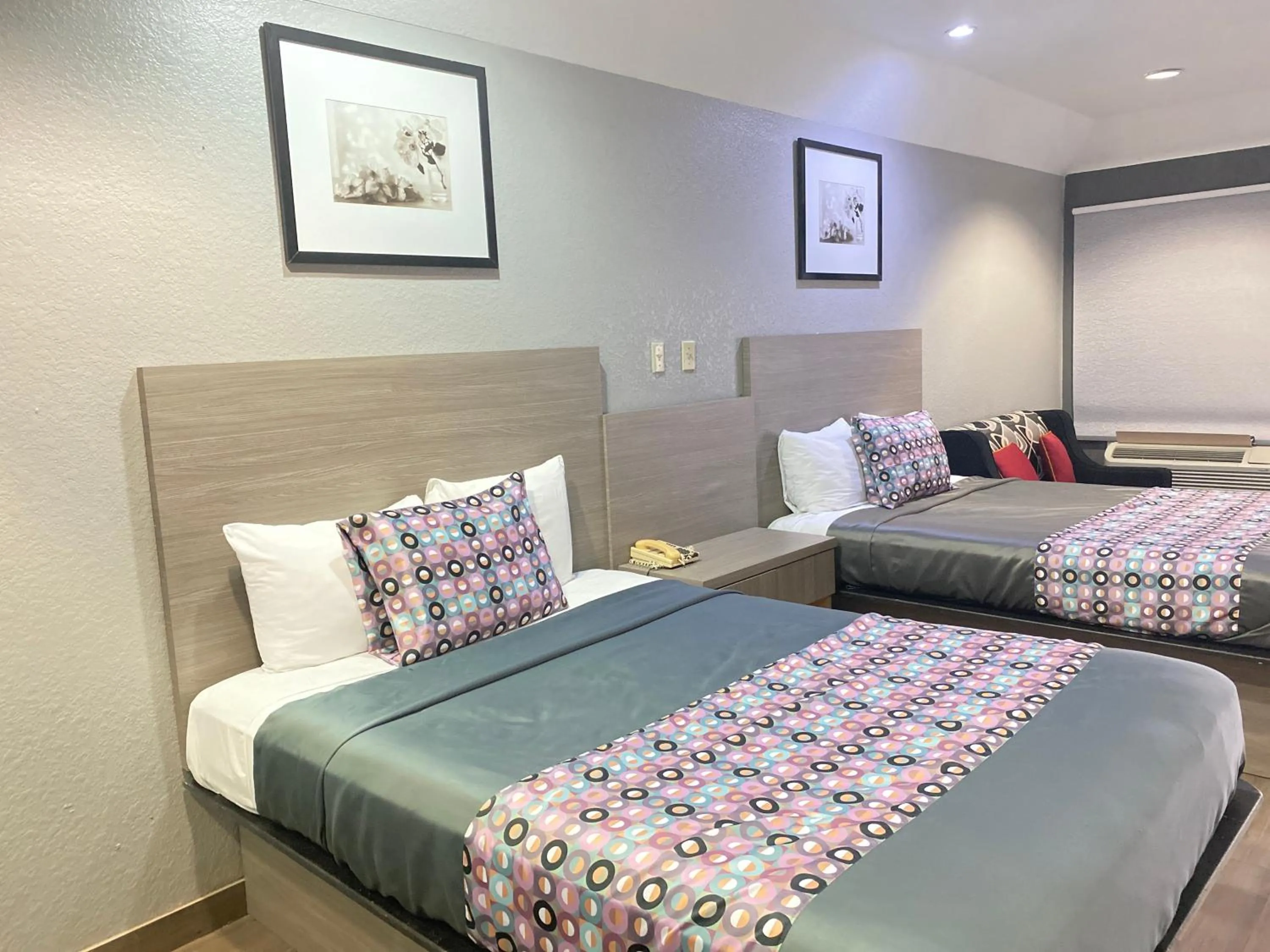 Bed in Island Suites Hobby Airport