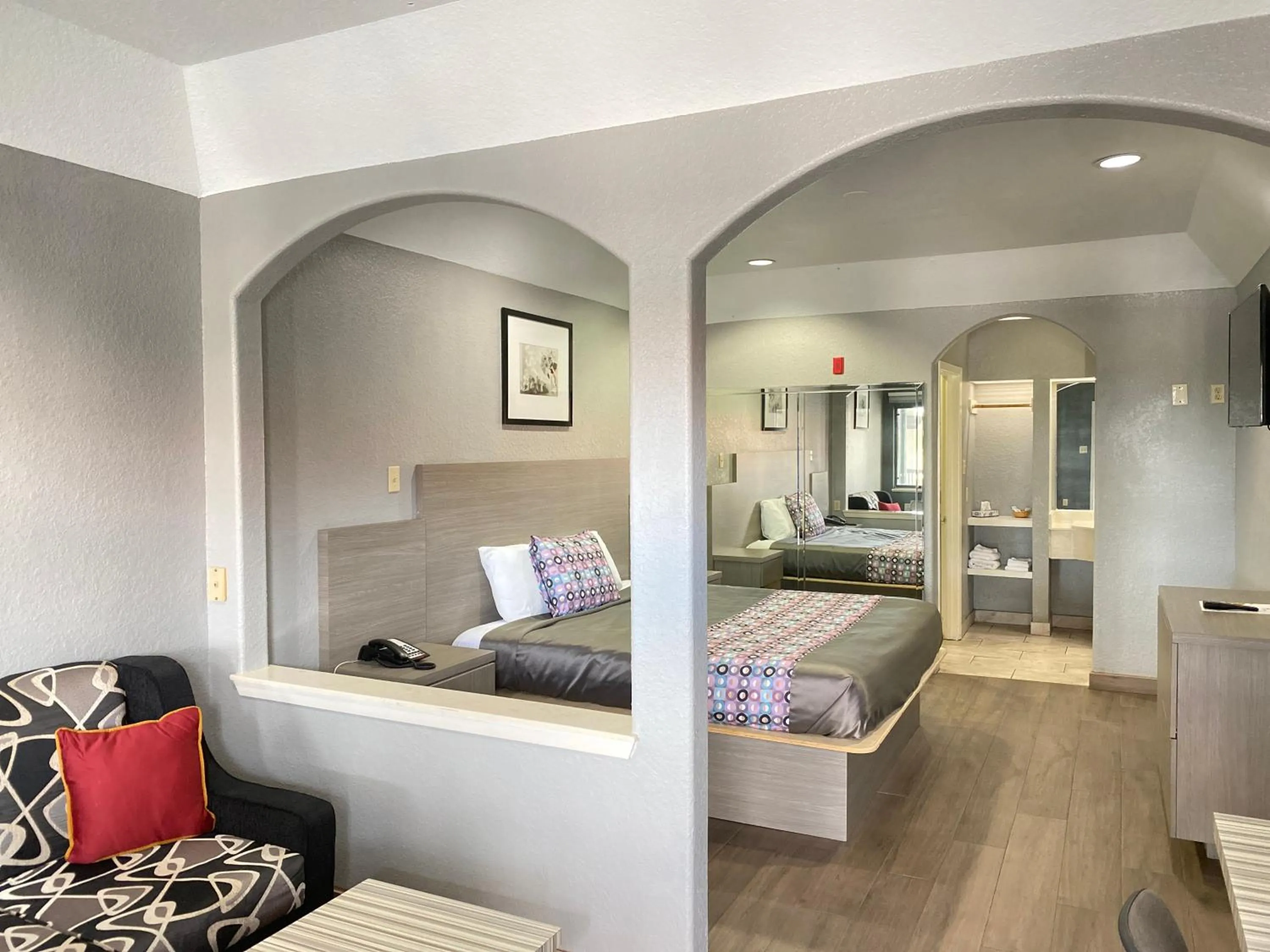 Bed in Island Suites Hobby Airport