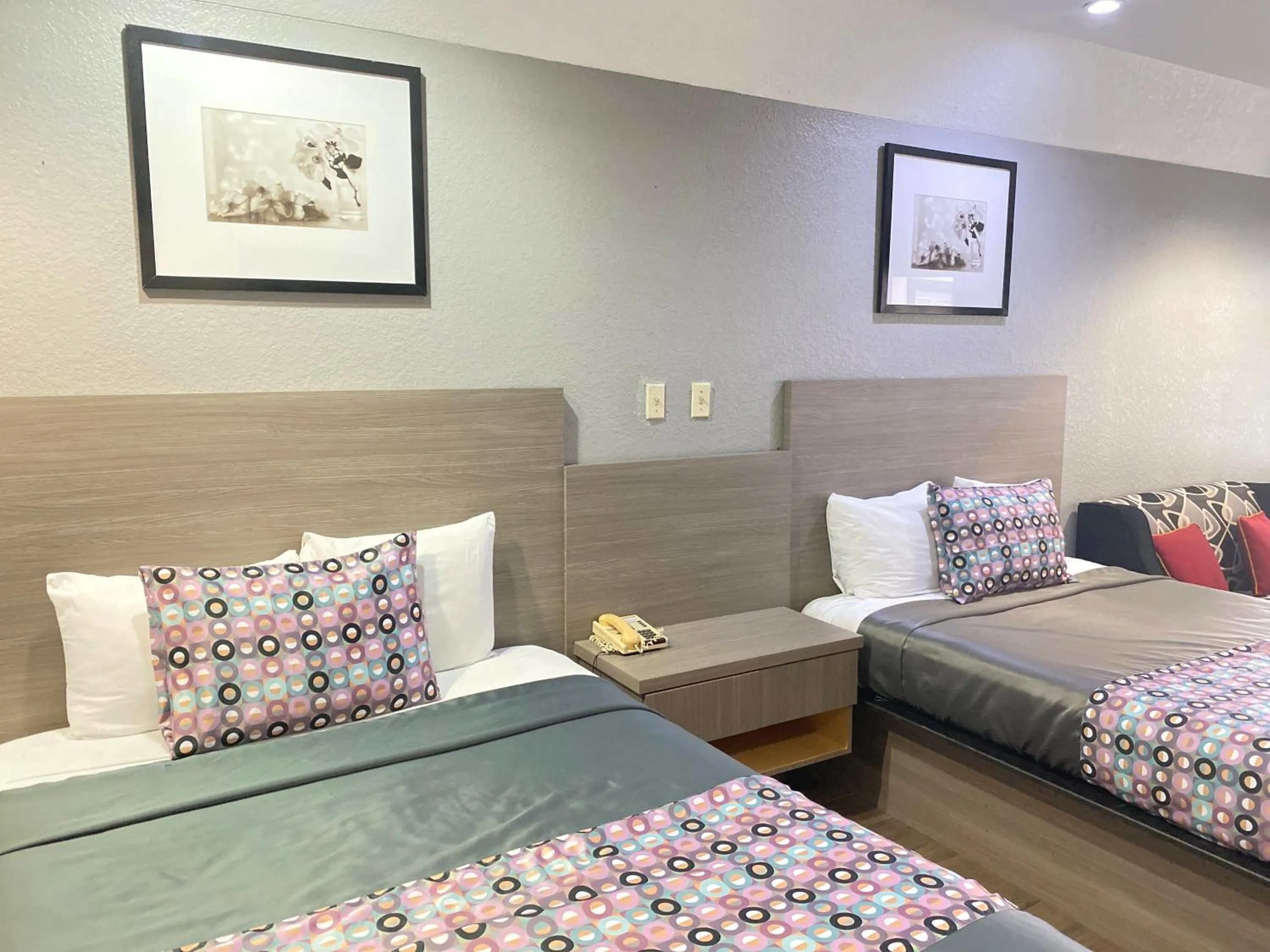 Bed in Island Suites Hobby Airport