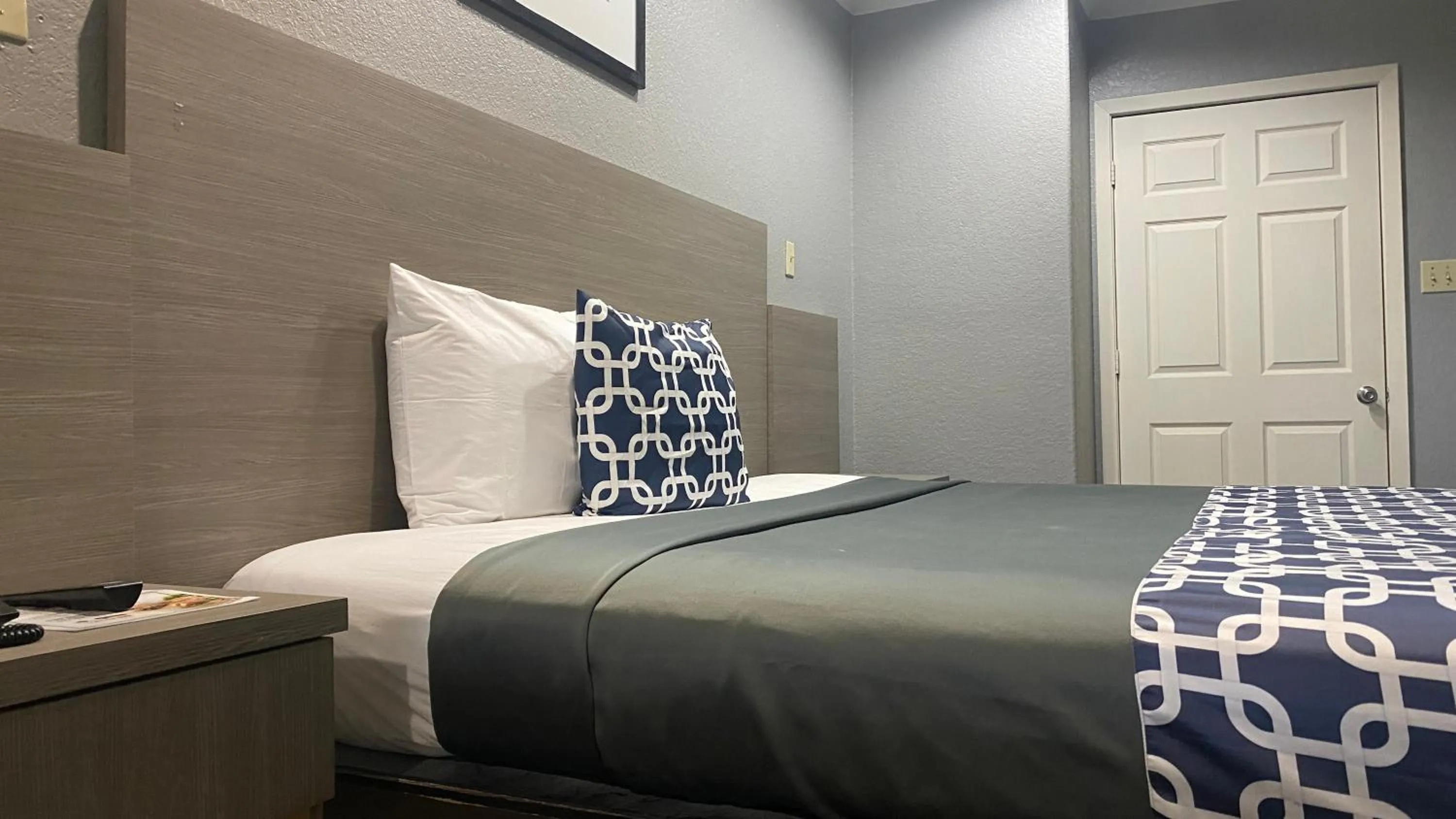 Bed in Island Suites Hobby Airport