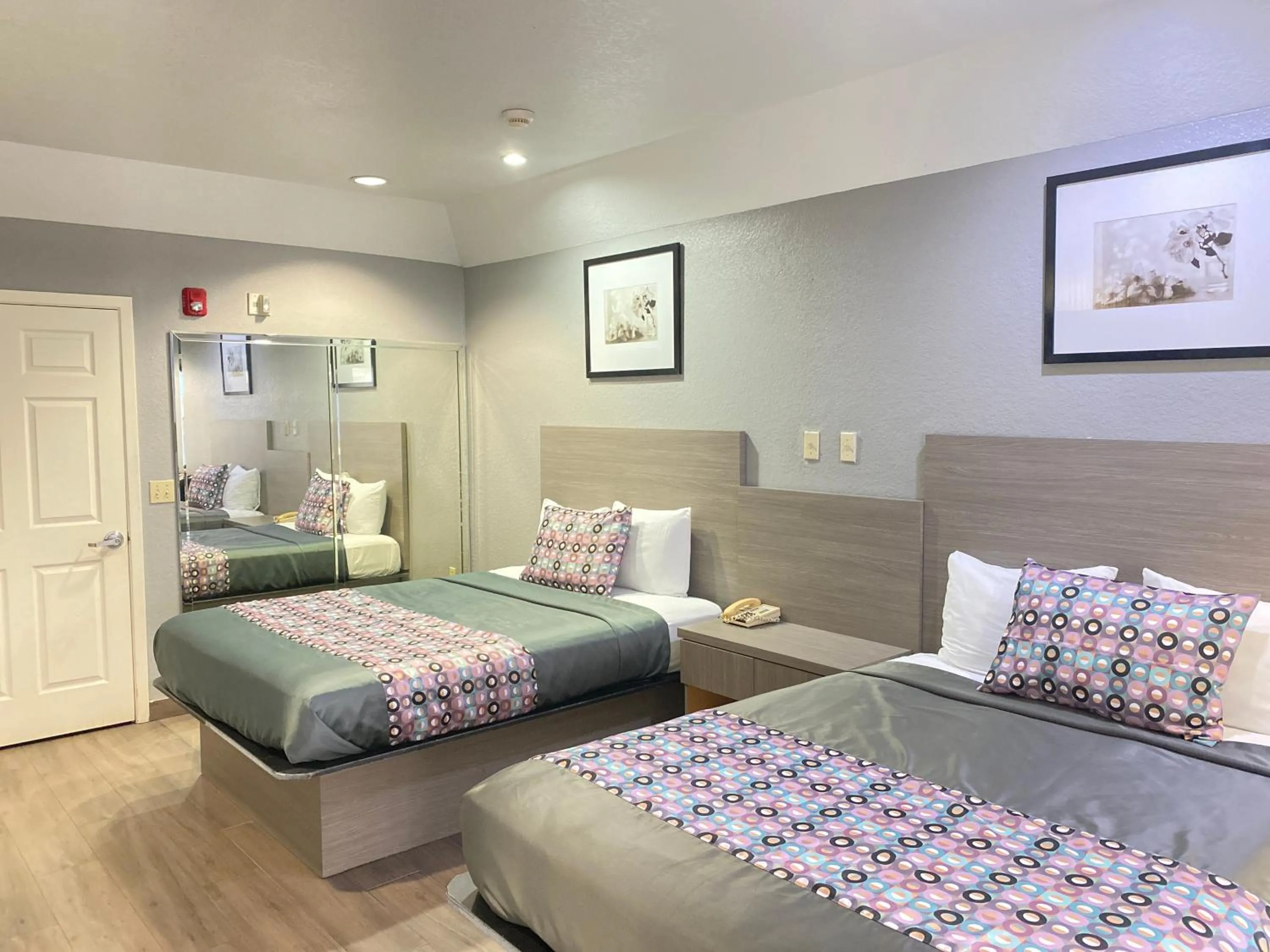 Bed in Island Suites Hobby Airport