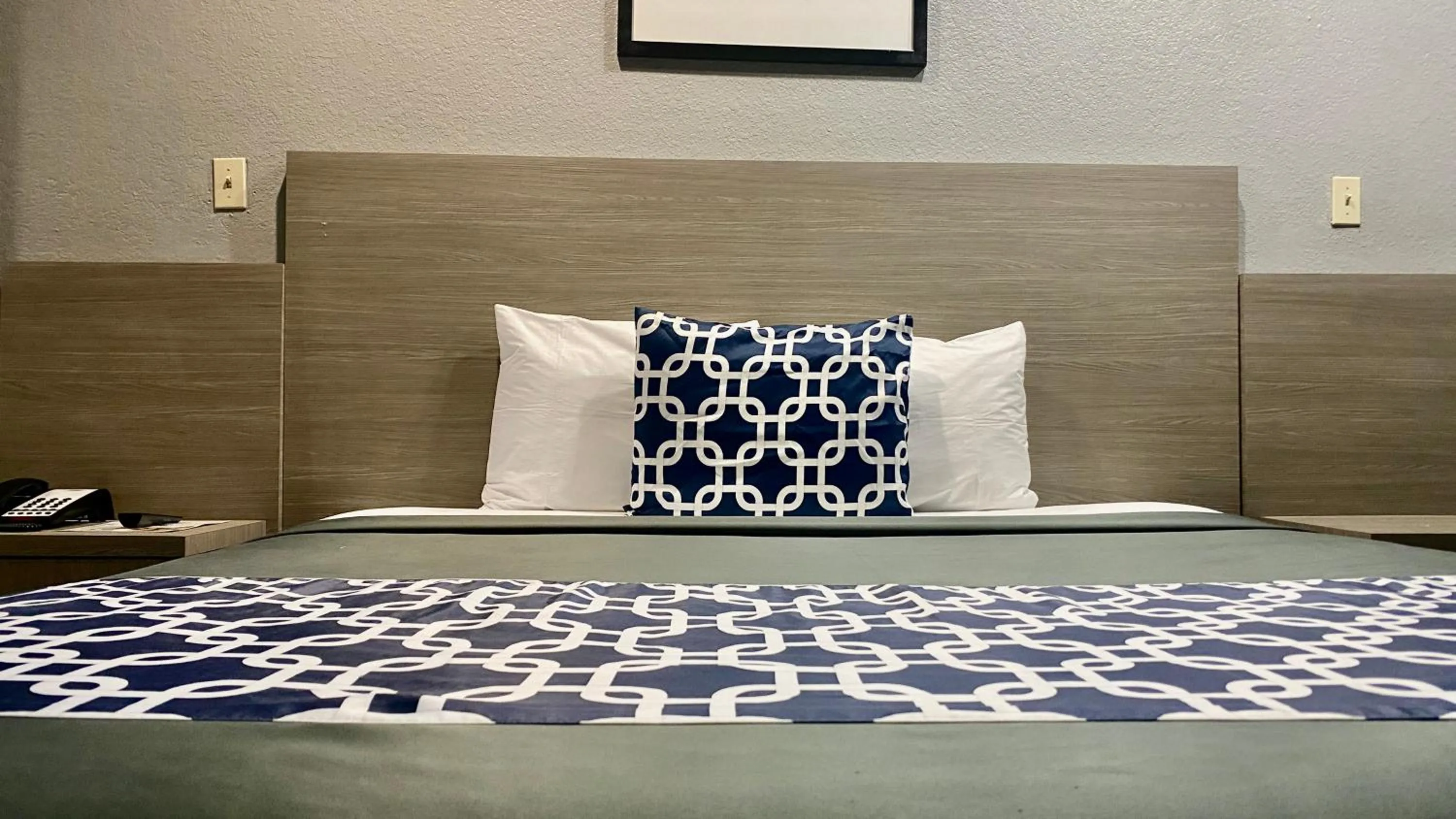 Bed in Island Suites Hobby Airport