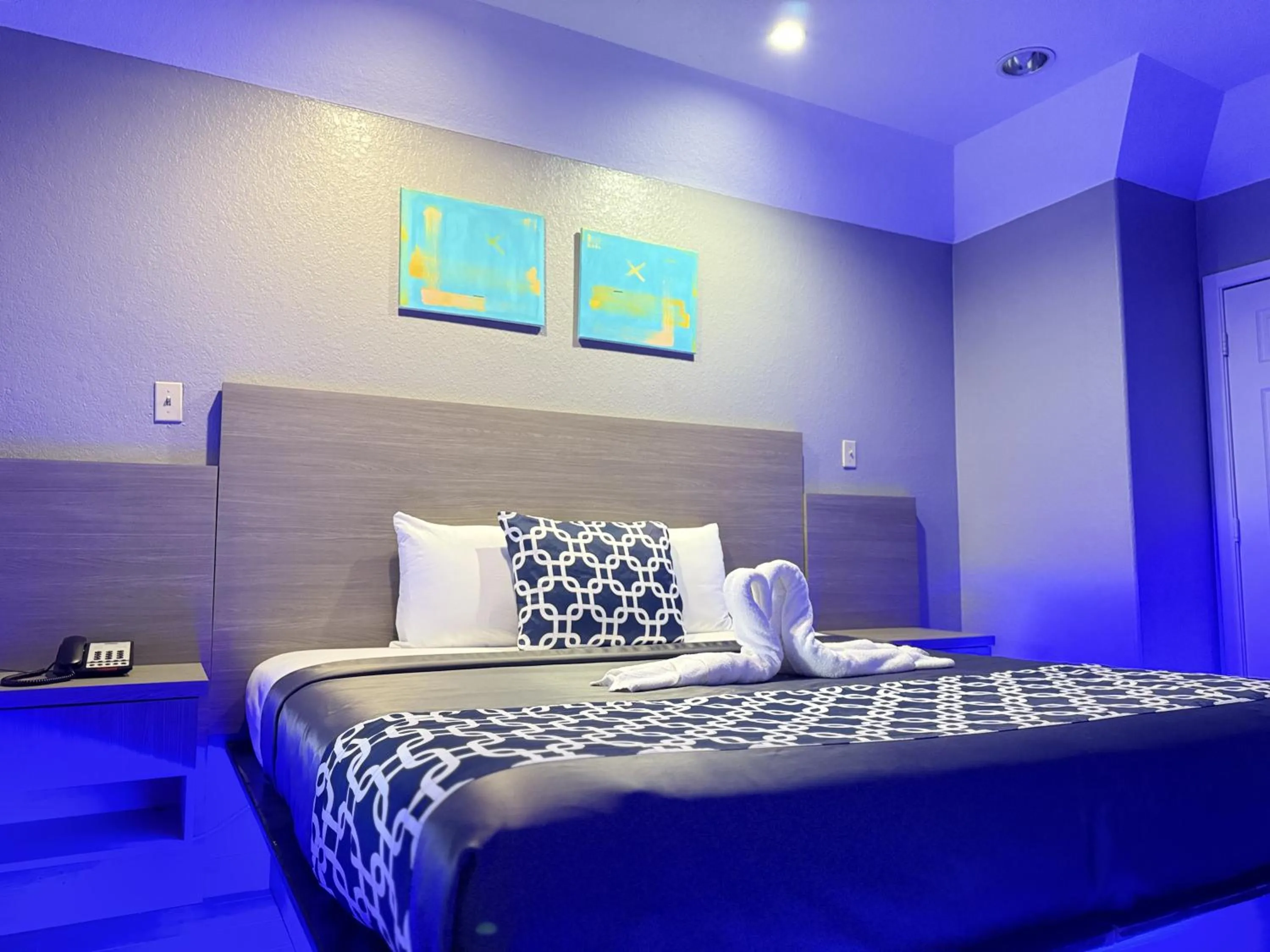 Bed in Island Suites Hobby Airport