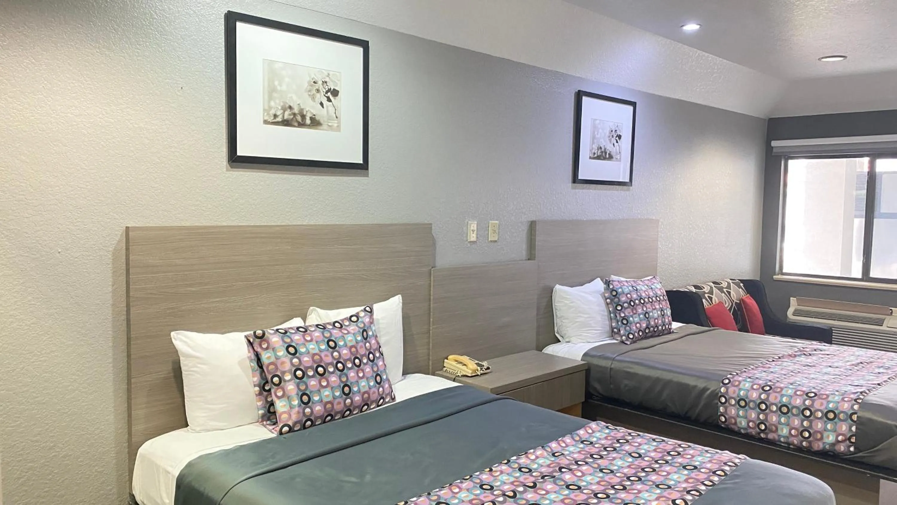 Bed in Island Suites Hobby Airport