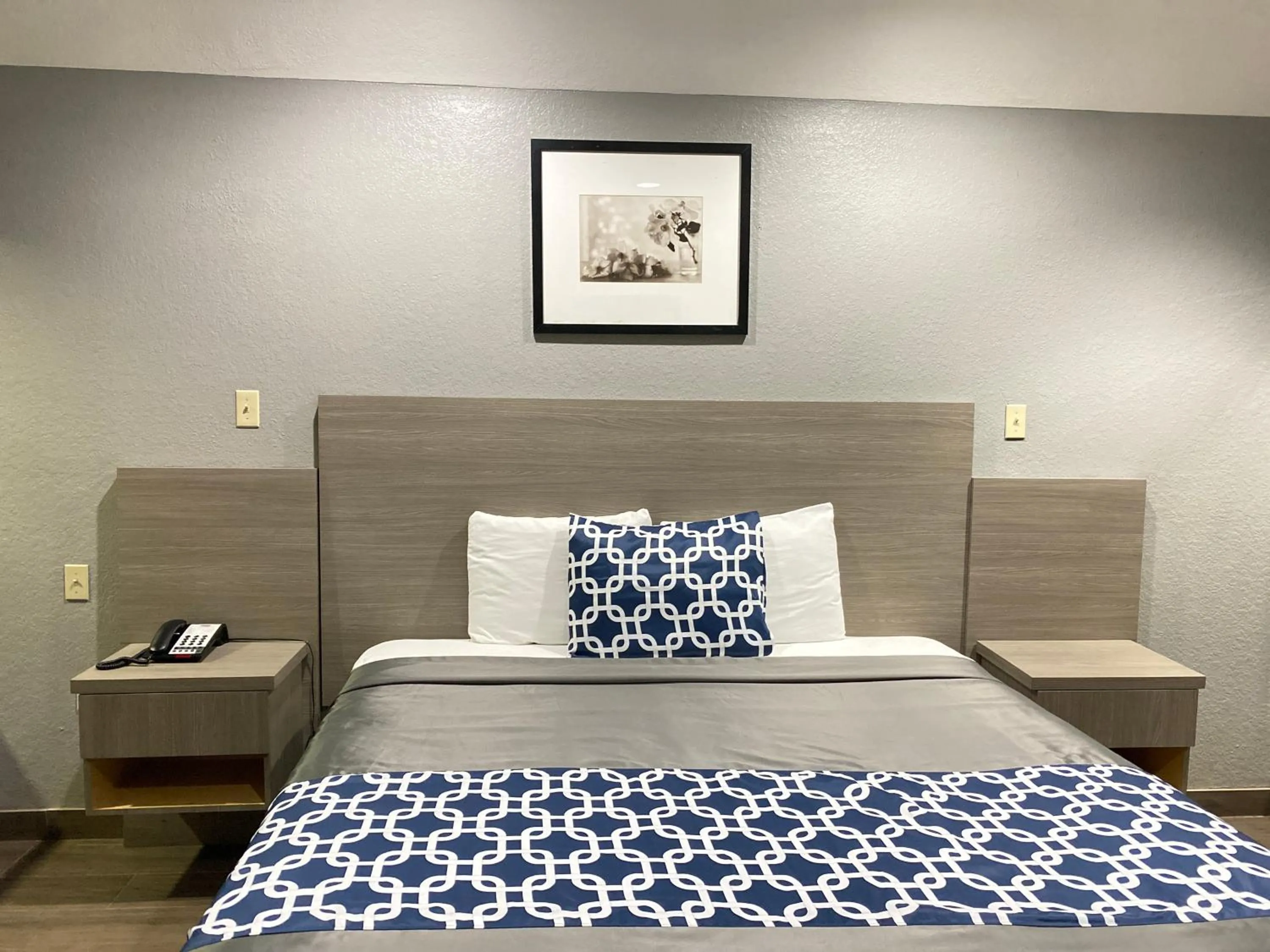 Bed in Island Suites Hobby Airport