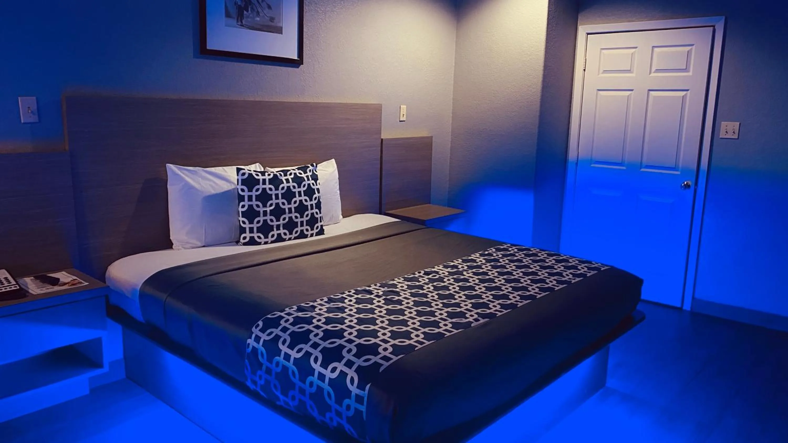 Bed in Island Suites Hobby Airport