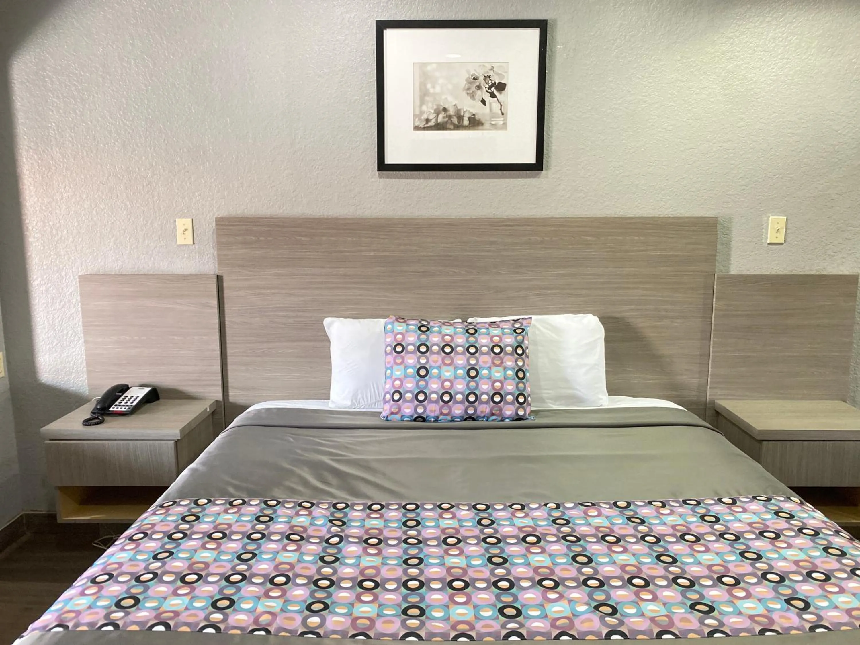 Bed in Island Suites Hobby Airport