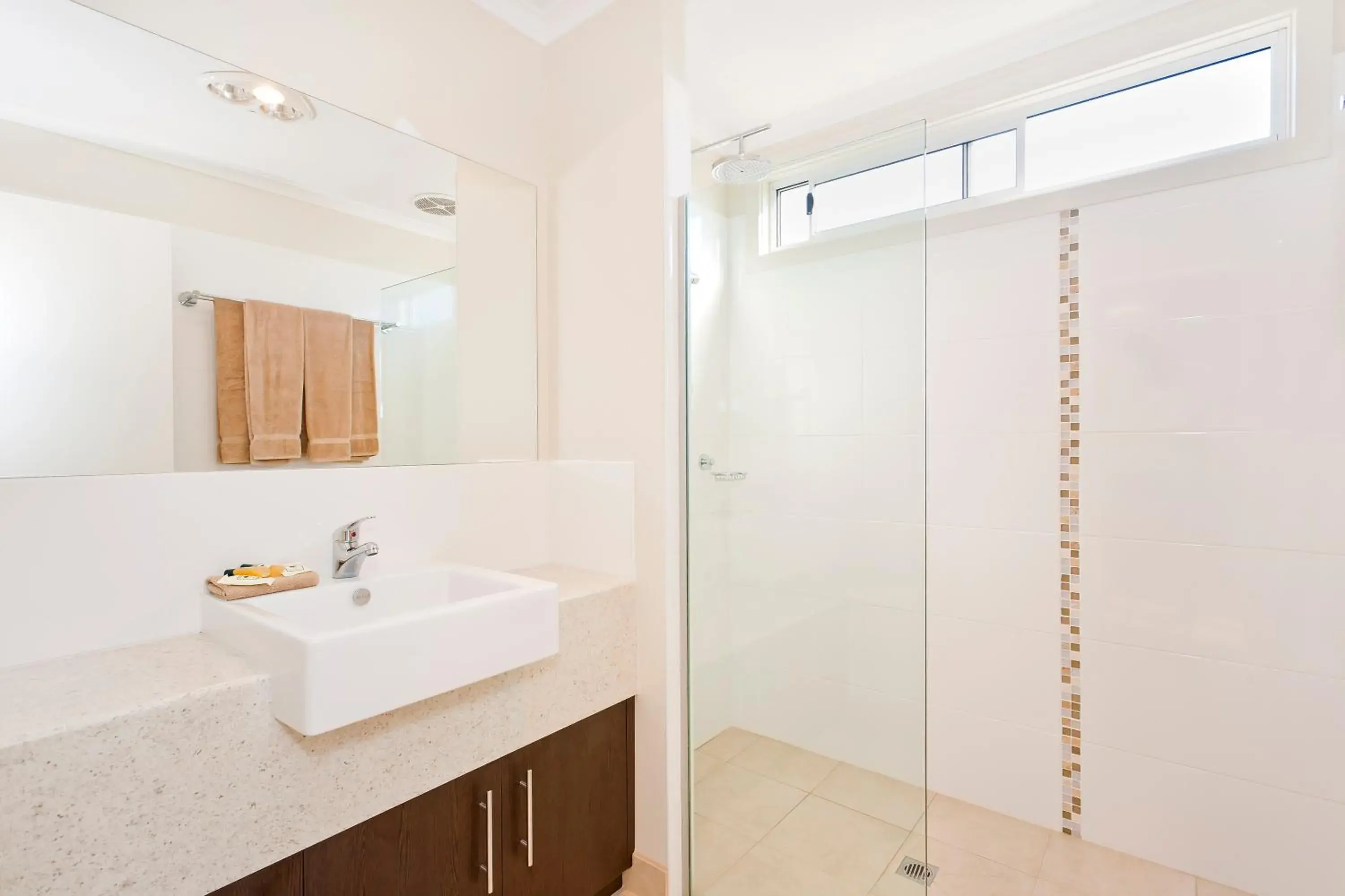 Two-Bedroom Cabin with River View in Great Ocean Road Tourist Park Two-Bedroom Cabin with River View in Great Ocean Road Tourist Park