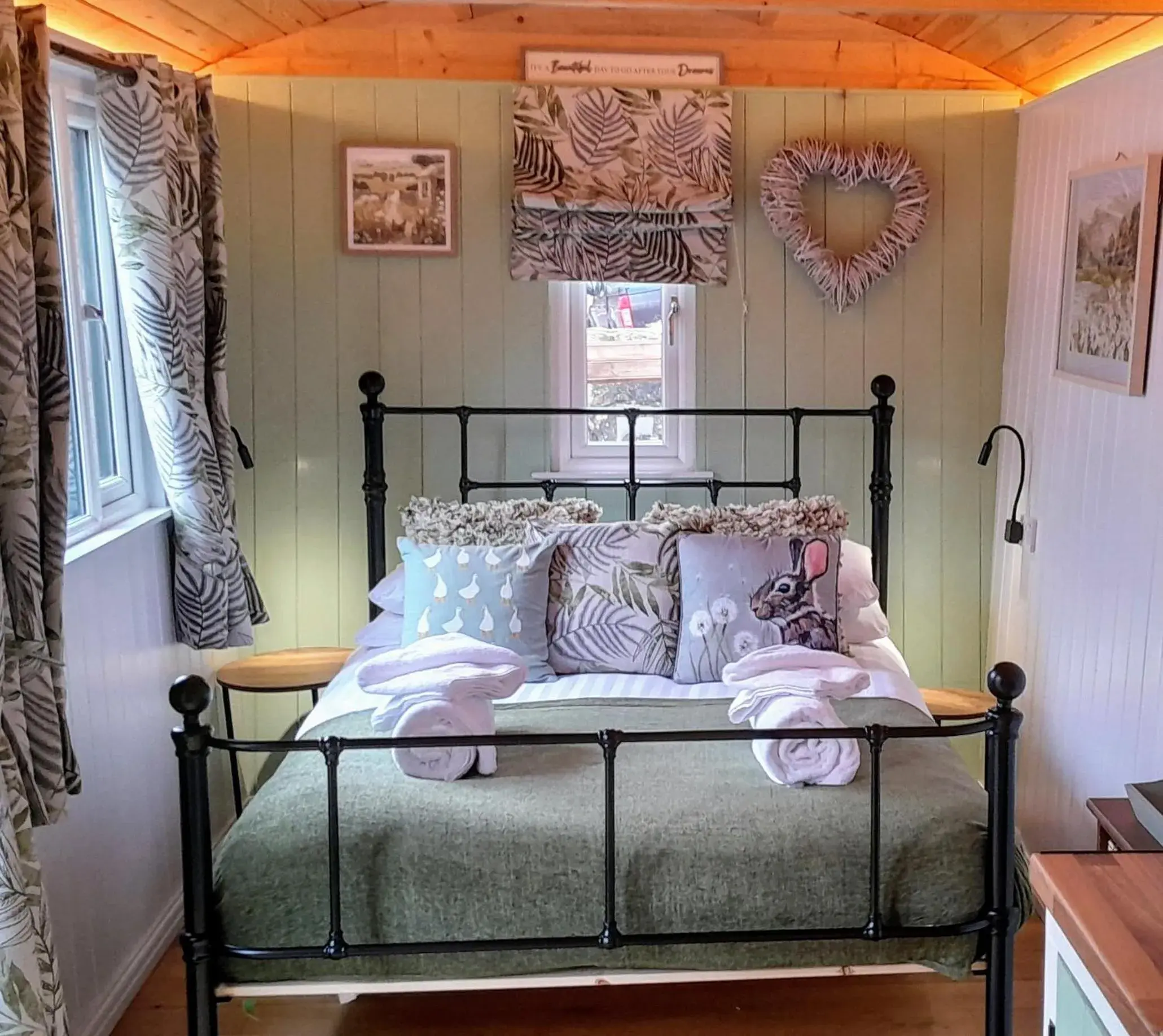 Deluxe Shepherds Hut in The Little Mill Inn Deluxe Shepherds Hut in The Little Mill Inn