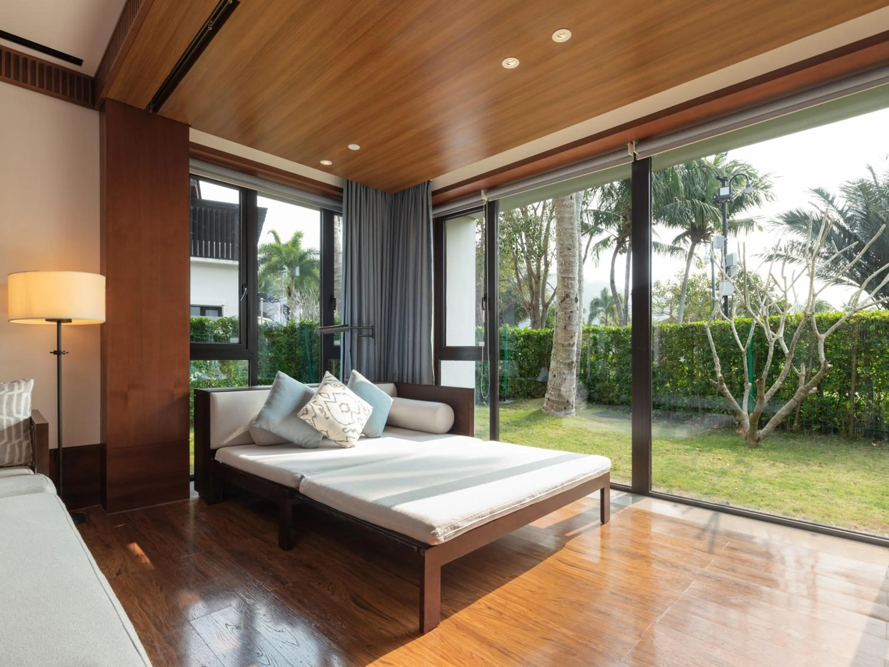 Living room, Bed in Le Méridien Shimei Bay Beach Resort & Spa