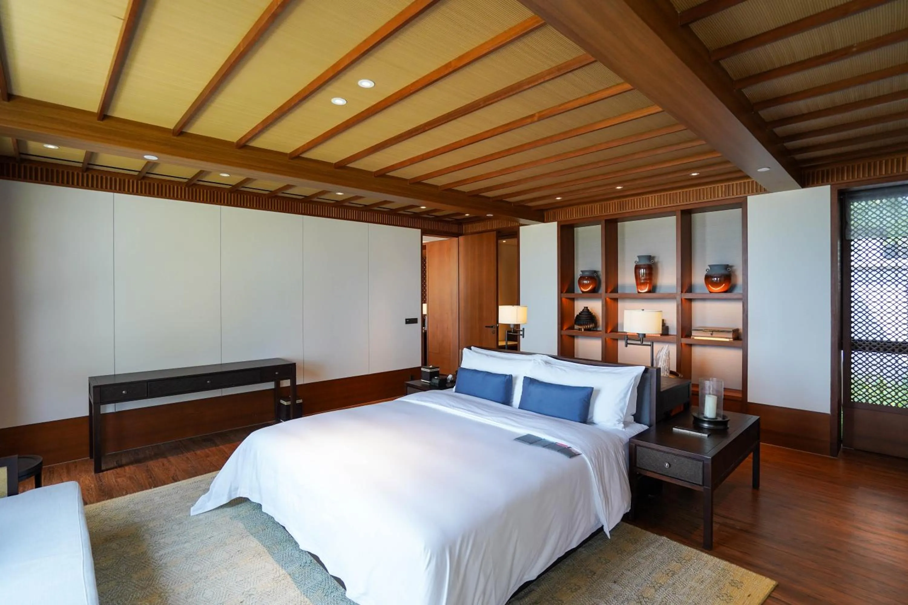 Photo of the whole room, Bed in Le Méridien Shimei Bay Beach Resort & Spa