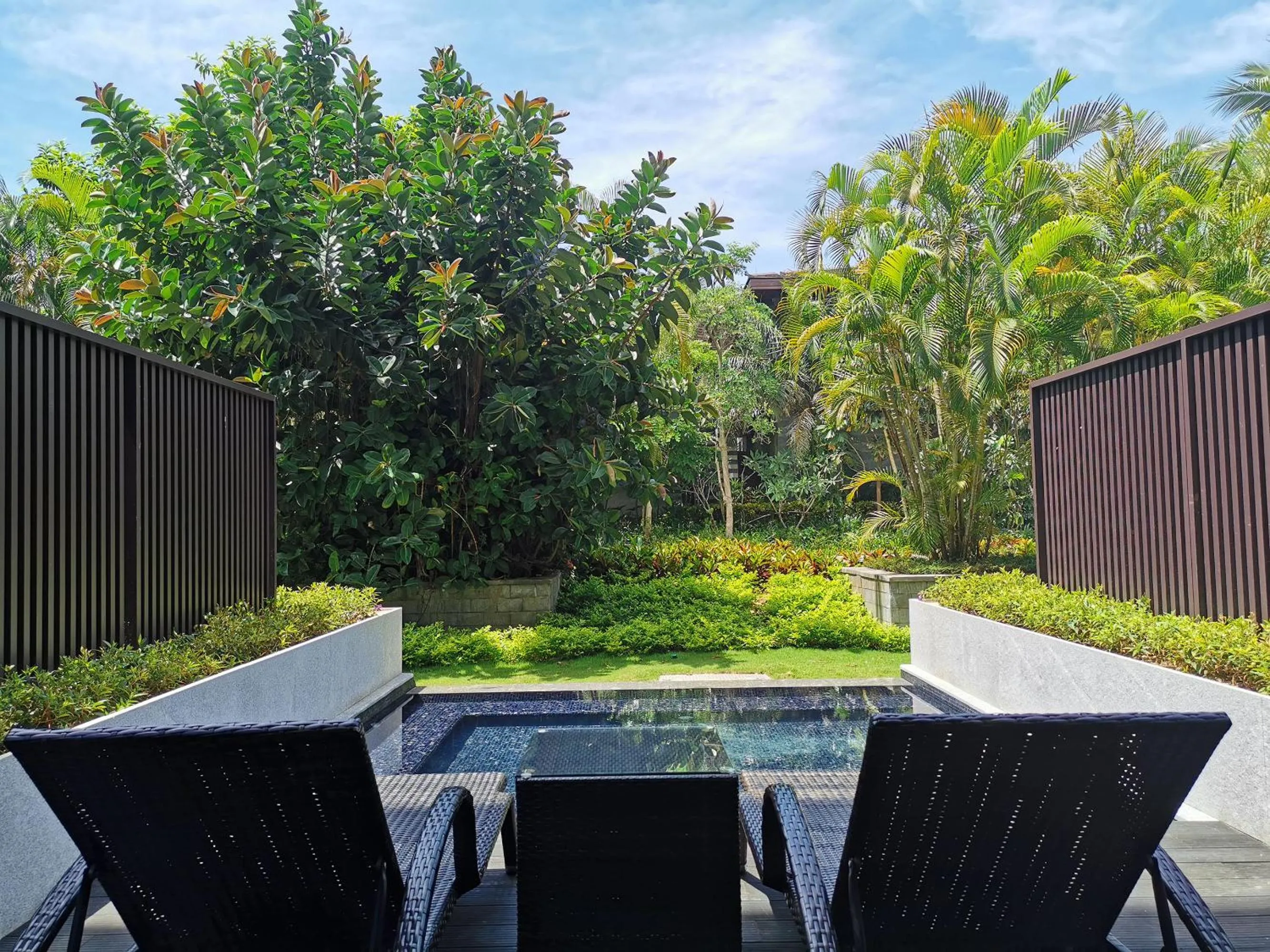 Swimming pool in Le Méridien Shimei Bay Beach Resort & Spa