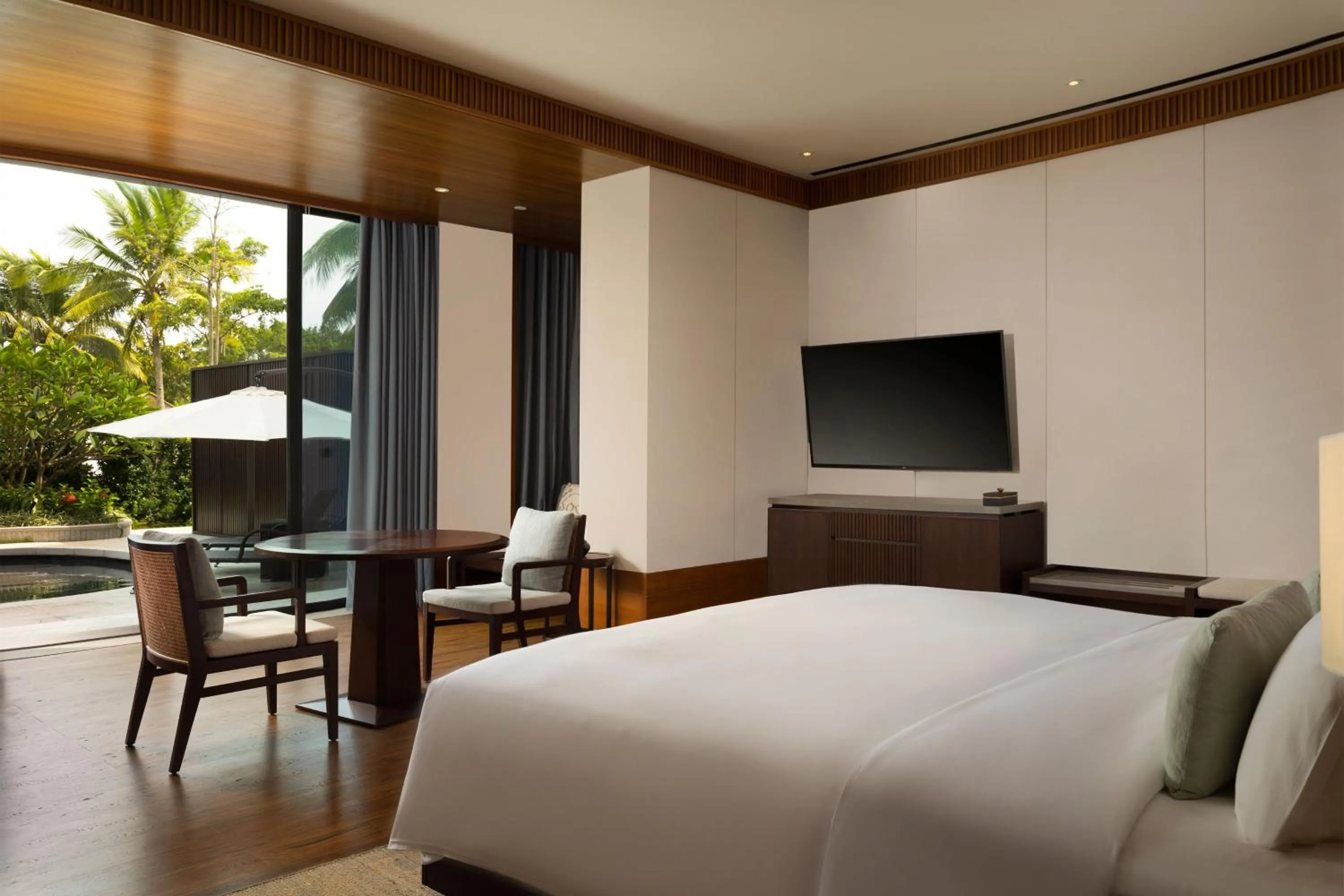 Swimming pool, Bed in Le Méridien Shimei Bay Beach Resort & Spa