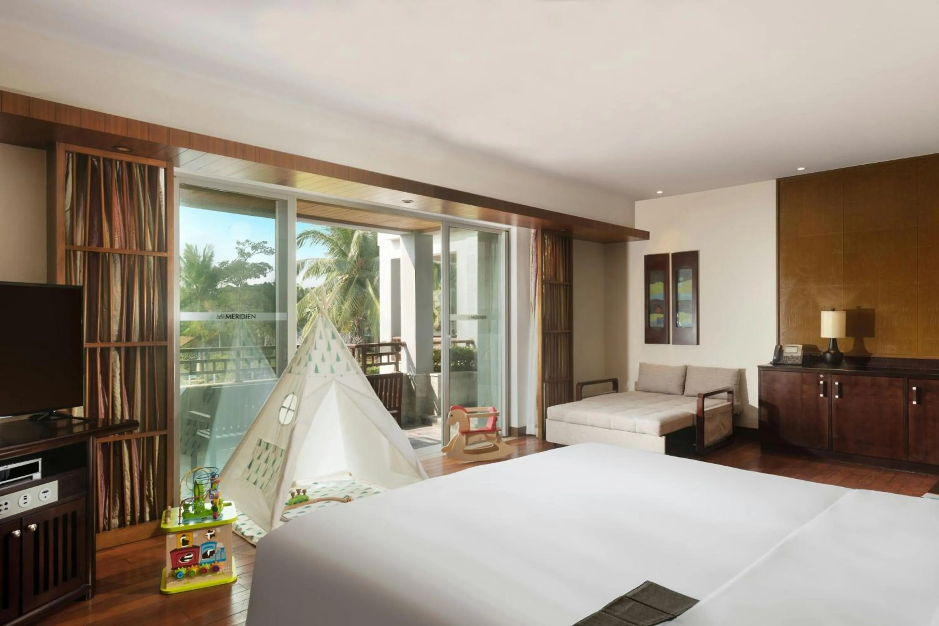 Photo of the whole room, Bed in Le Méridien Shimei Bay Beach Resort & Spa